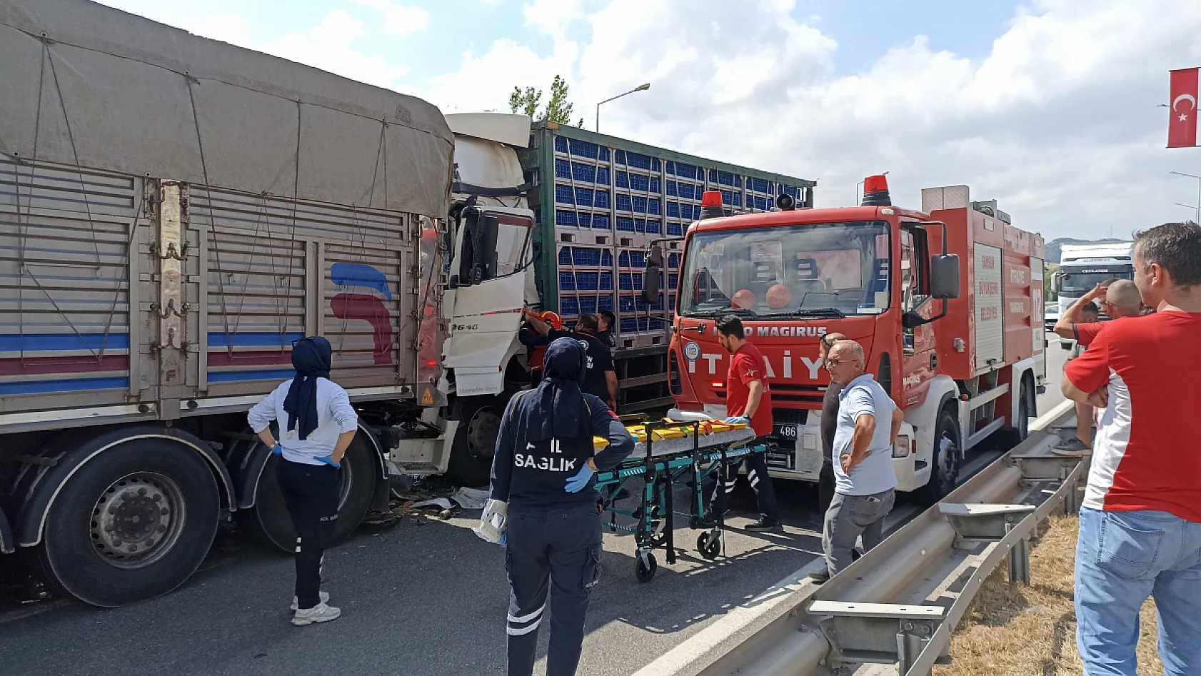 Havza'da tavuk yüklü tır kamyona çarptı: 2 yaralı