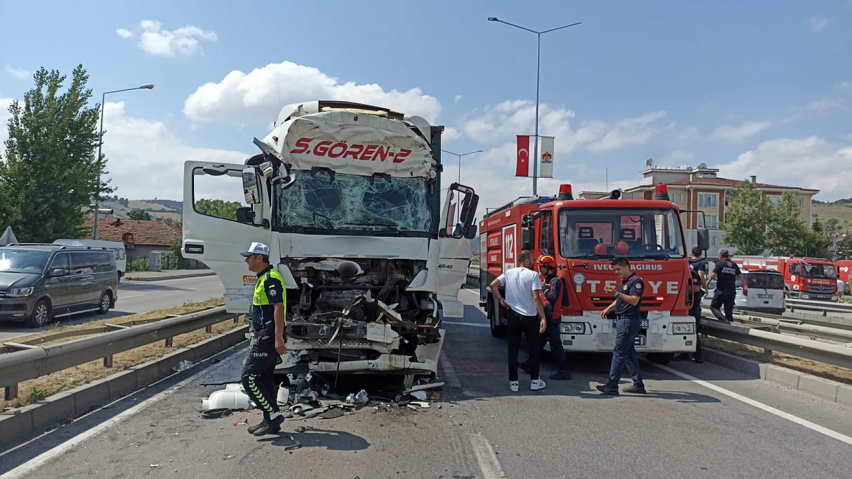 Havza'da tavuk yüklü tır kamyona çarptı: 2 yaralı
