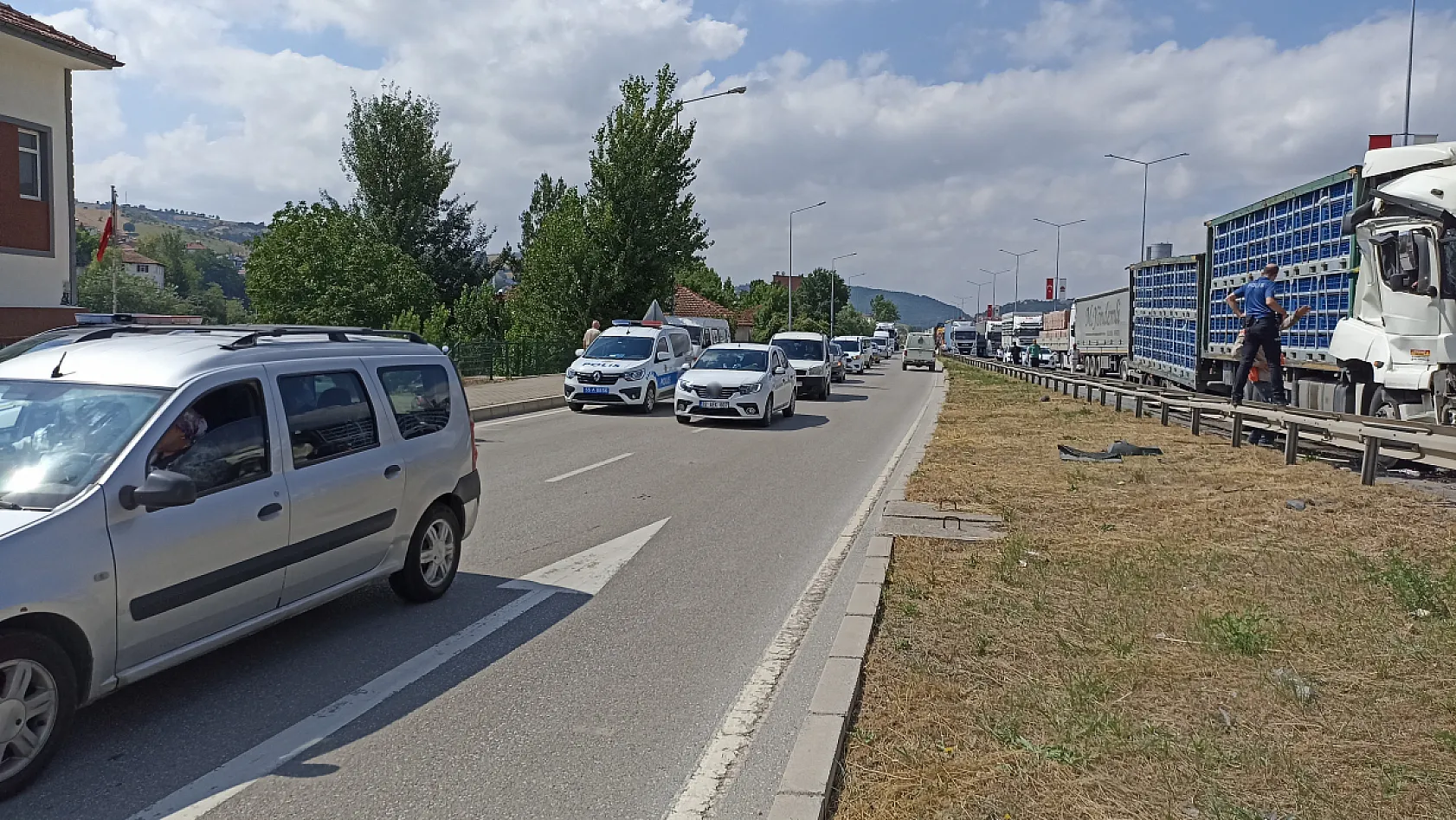 Havza'da tavuk yüklü tır kamyona çarptı: 2 yaralı