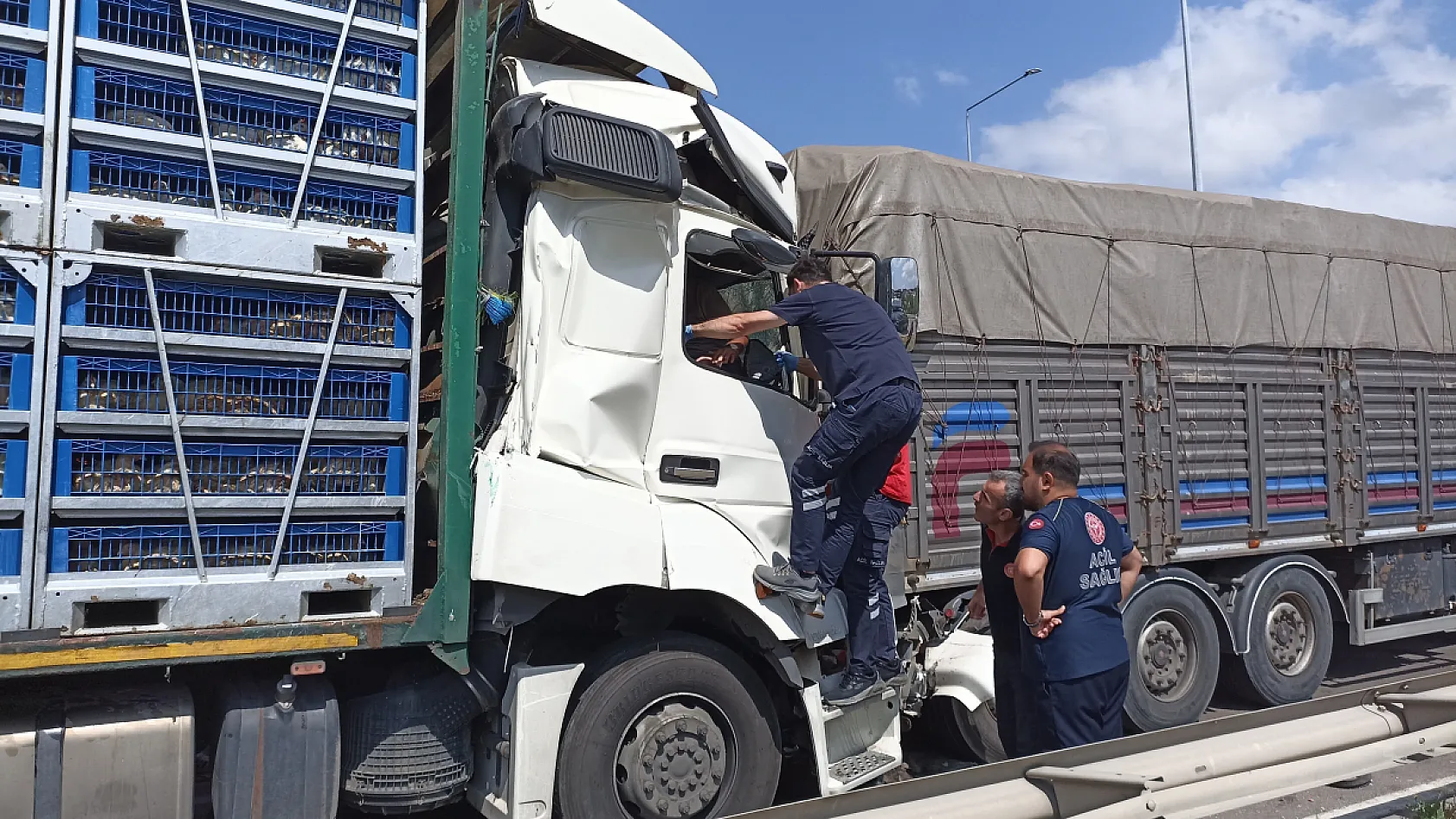 Havza'da tavuk yüklü tır kamyona çarptı: 2 yaralı