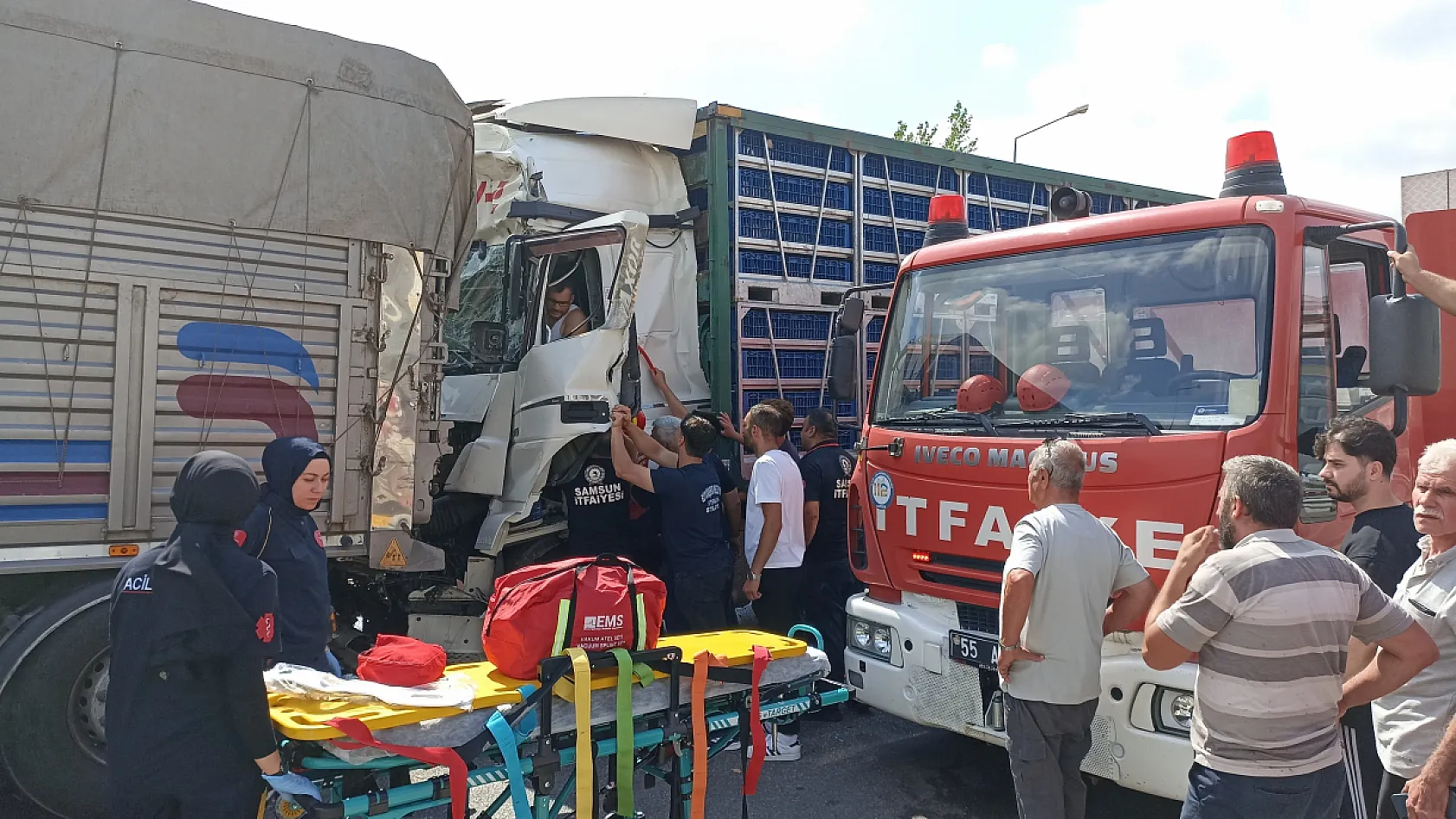 Havza'da tavuk yüklü tır kamyona çarptı: 2 yaralı