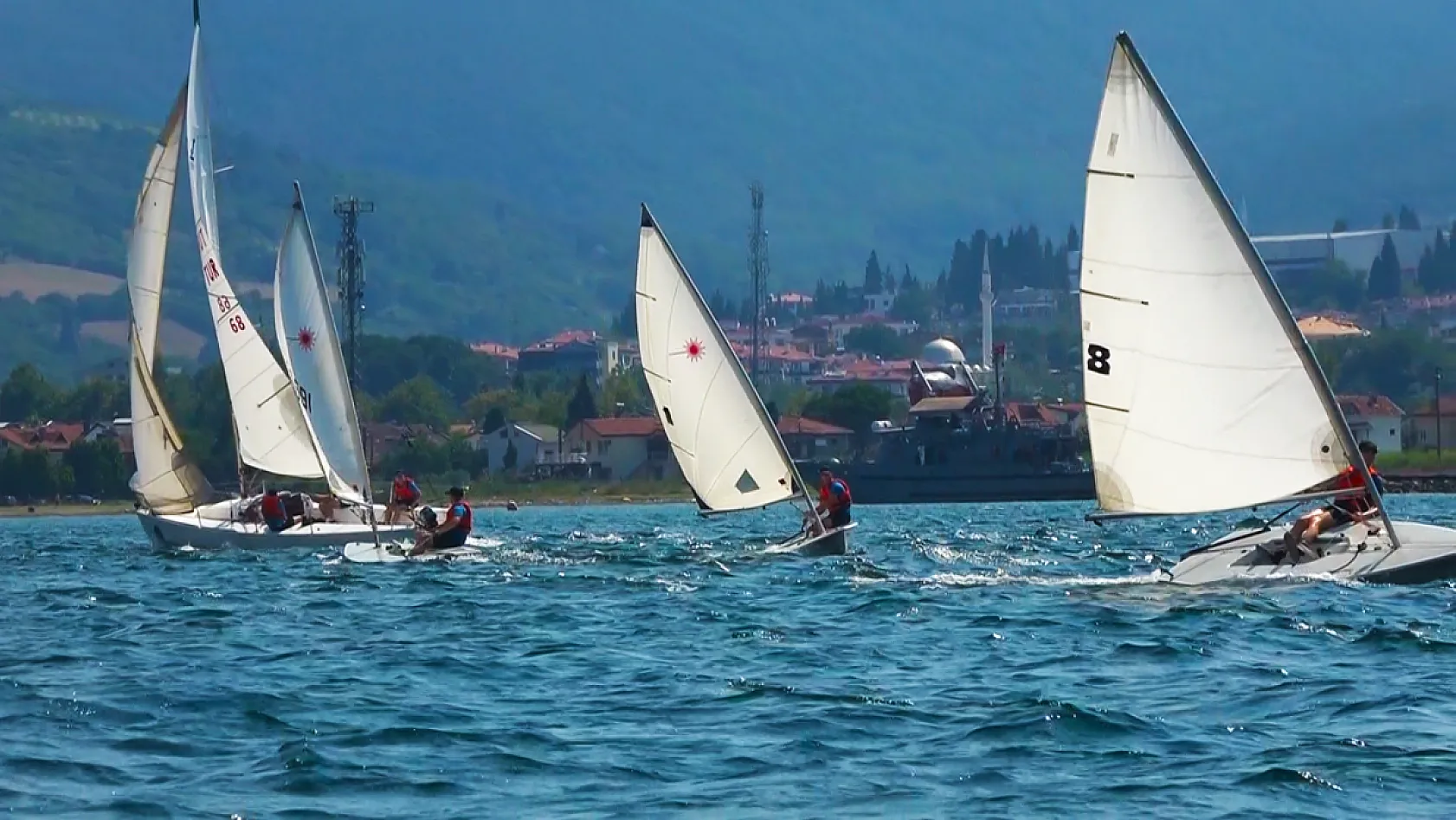Deniz astsubay adayları zorlu eğitimden geçiyor