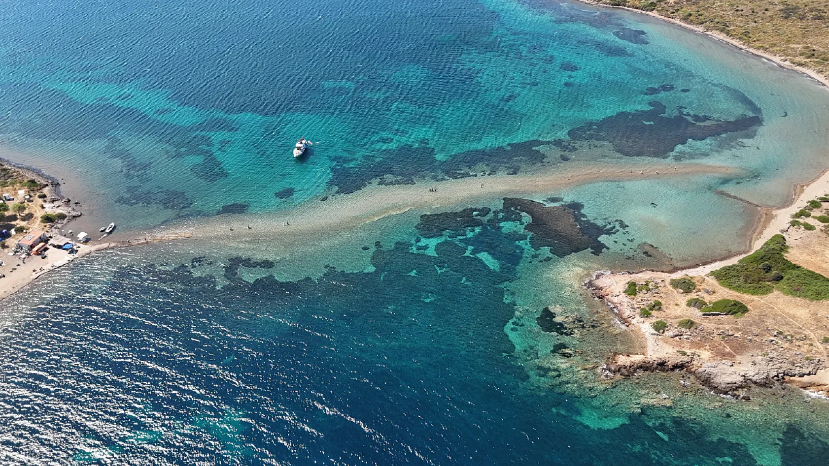 Cunda'dan Maden Adası'na denizden yürüyerek geçiyorlar