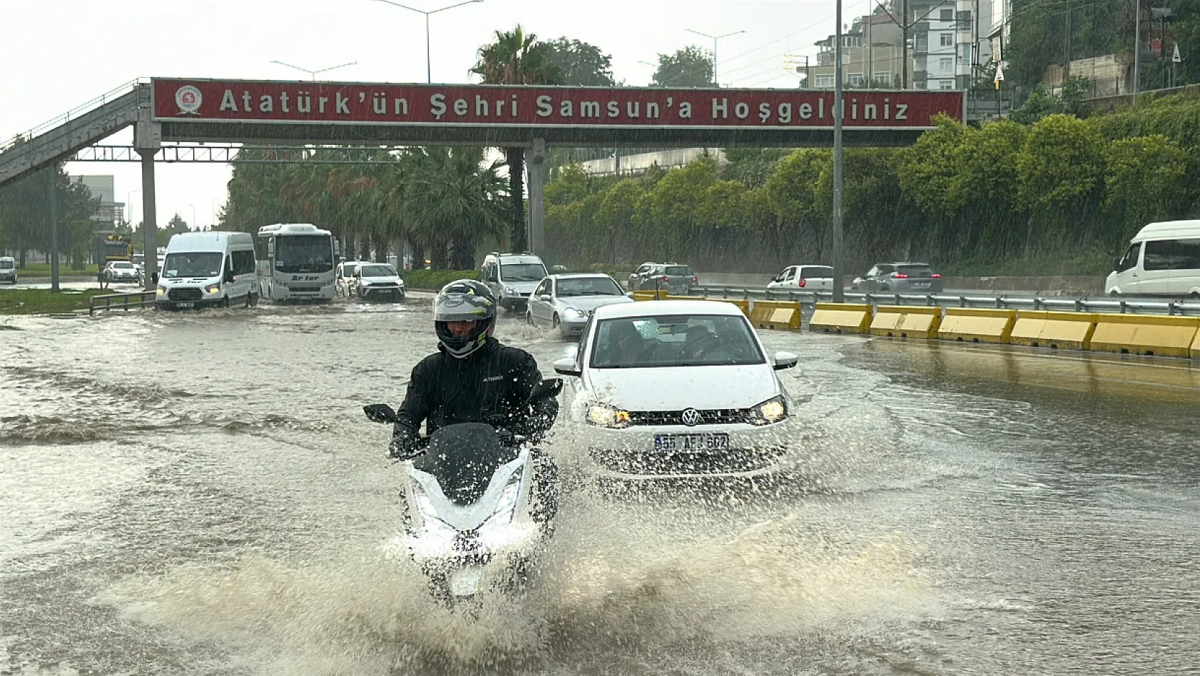 Samsun'da sağanak hayatı felç etti