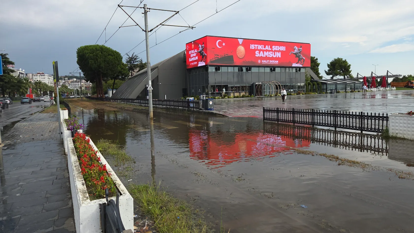 Samsun'da sağanak hayatı felç etti