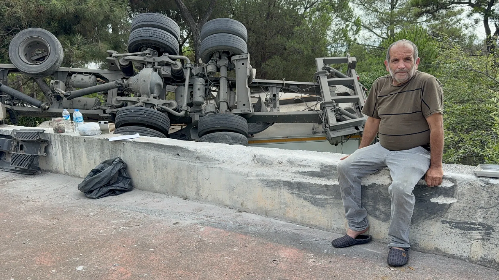 Freni tutmayan kamyon bahçeye devrildi: Sürücü kazayı yara almadan atlattı