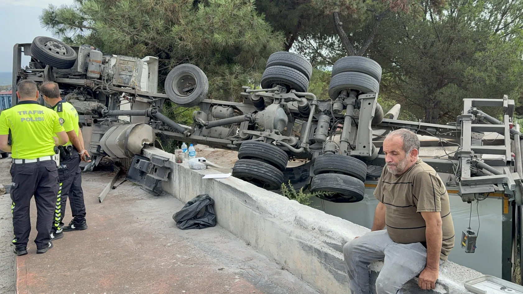 Freni tutmayan kamyon bahçeye devrildi: Sürücü kazayı yara almadan atlattı