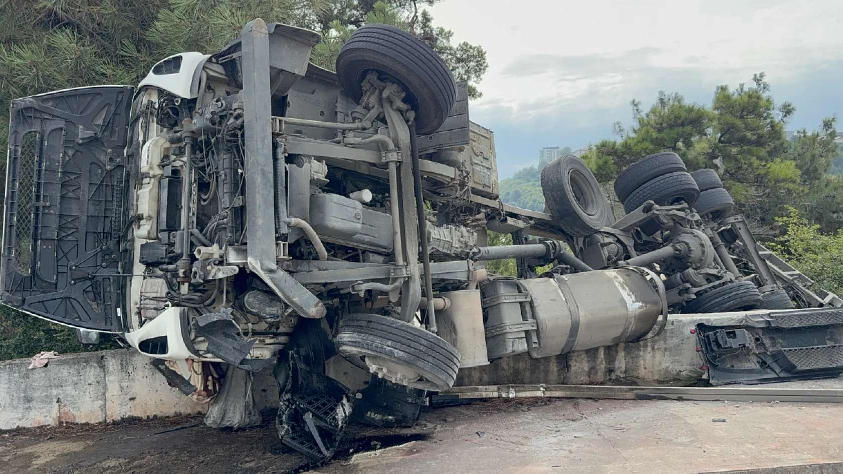 Freni tutmayan kamyon bahçeye devrildi: Sürücü kazayı yara almadan atlattı