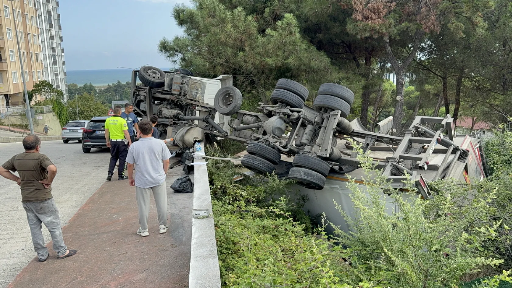 Freni tutmayan kamyon bahçeye devrildi: Sürücü kazayı yara almadan atlattı