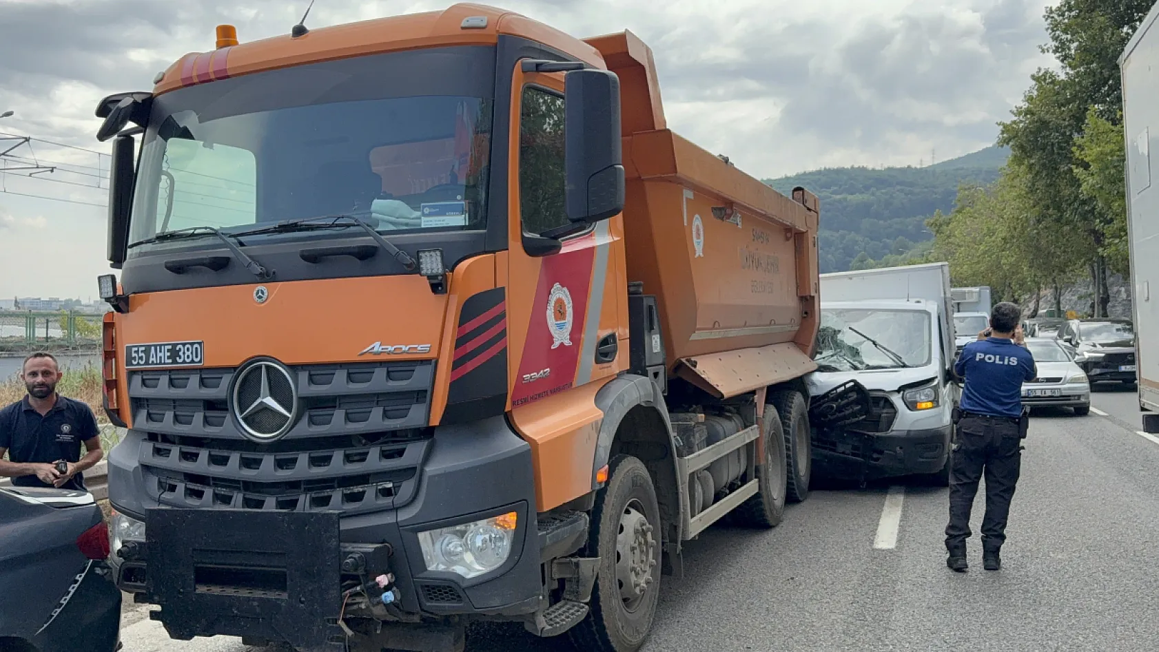 Canik'te kamyonet kamyona arkadan çarptı: 1 yaralı