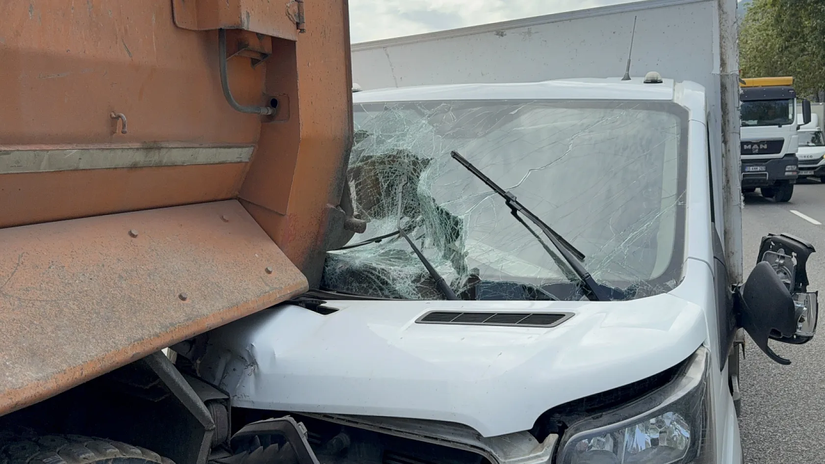 Canik'te kamyonet kamyona arkadan çarptı: 1 yaralı