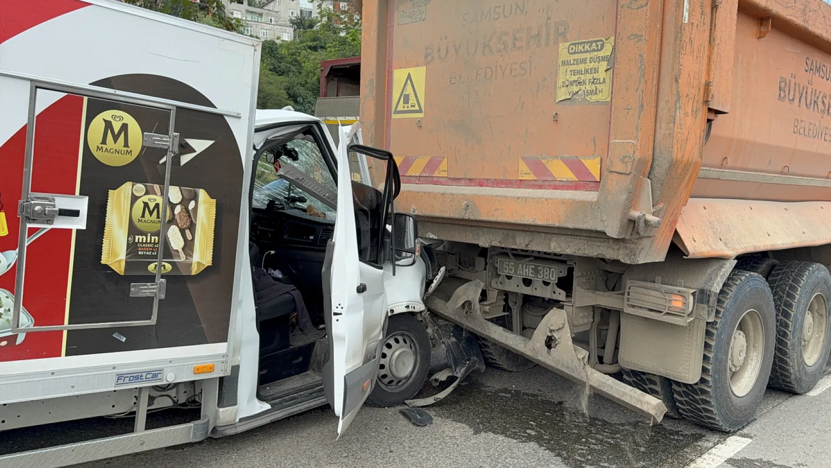Canik'te kamyonet kamyona arkadan çarptı: 1 yaralı