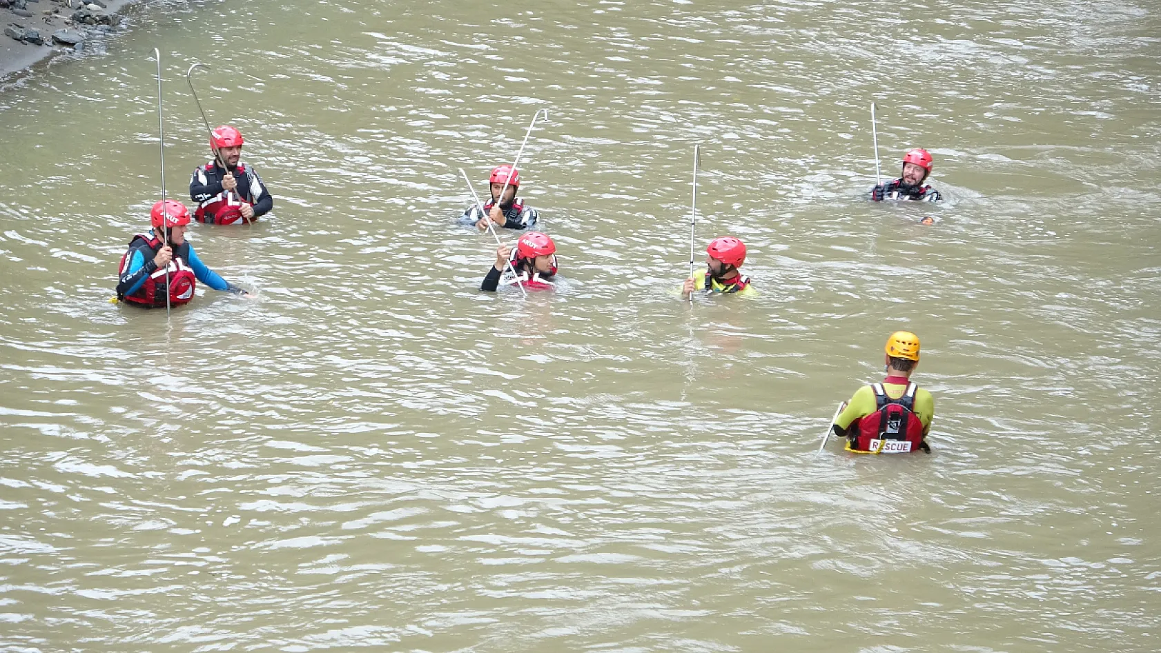 Giresun'da selde kaybolan 2 kişi için arama sürüyor