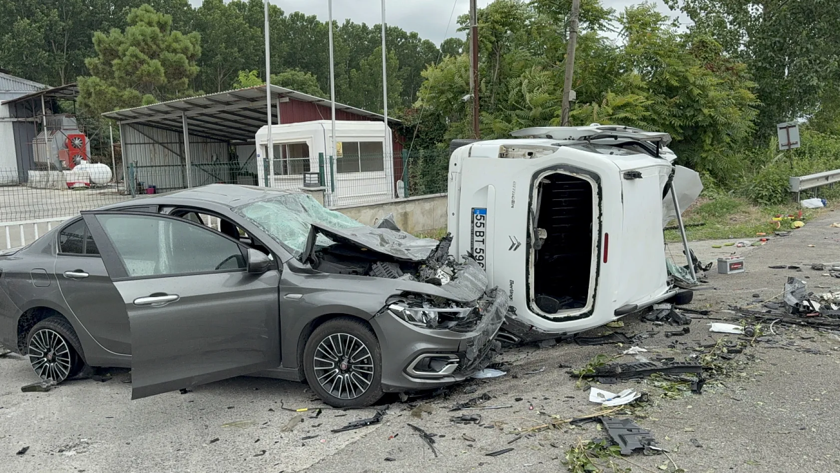 Ağaca çarpıp havalanan araç, karşı şeritteki otomobilin üzerine düştü: 4 yaralı