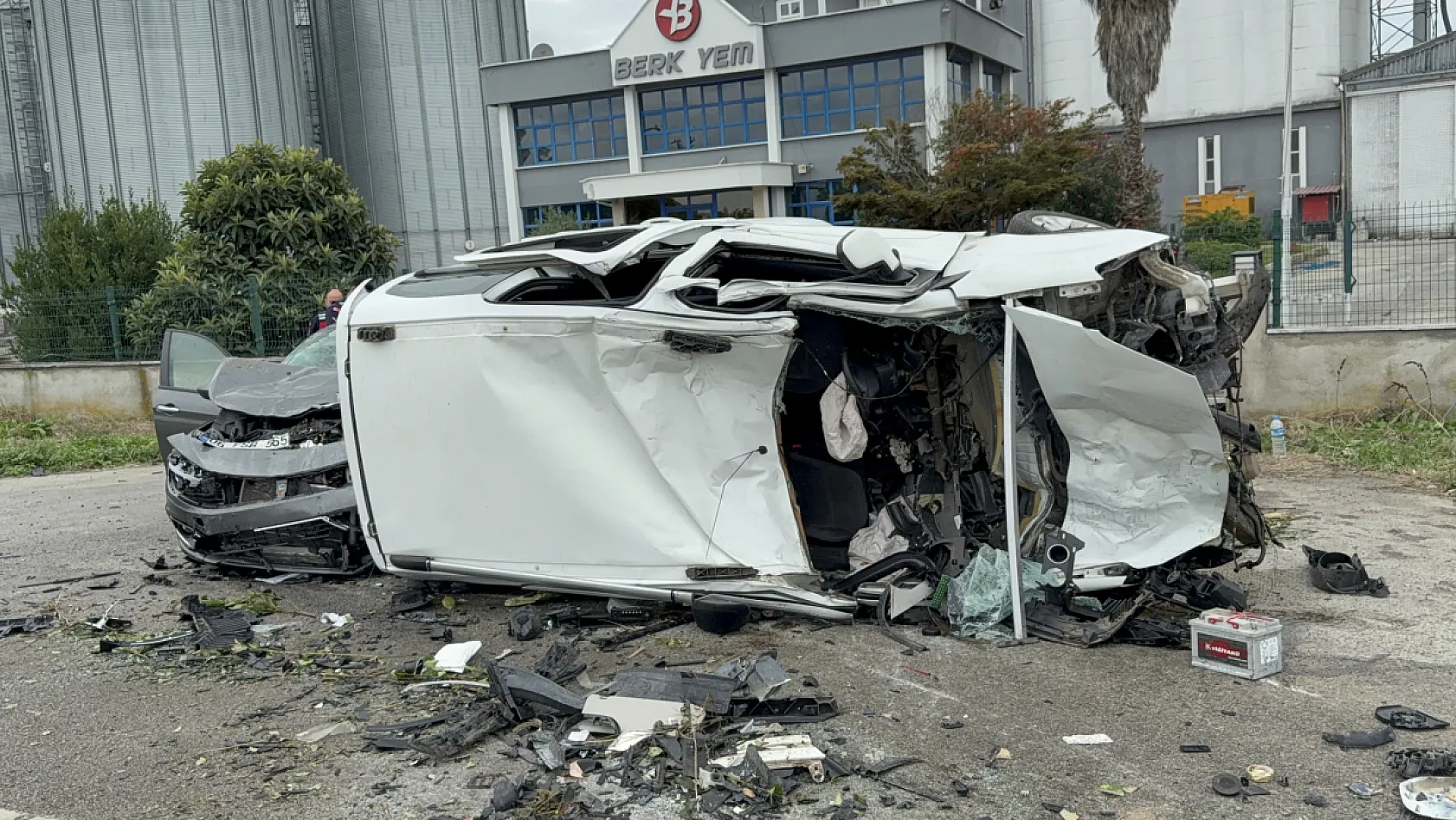 Ağaca çarpıp havalanan araç, karşı şeritteki otomobilin üzerine düştü: 4 yaralı