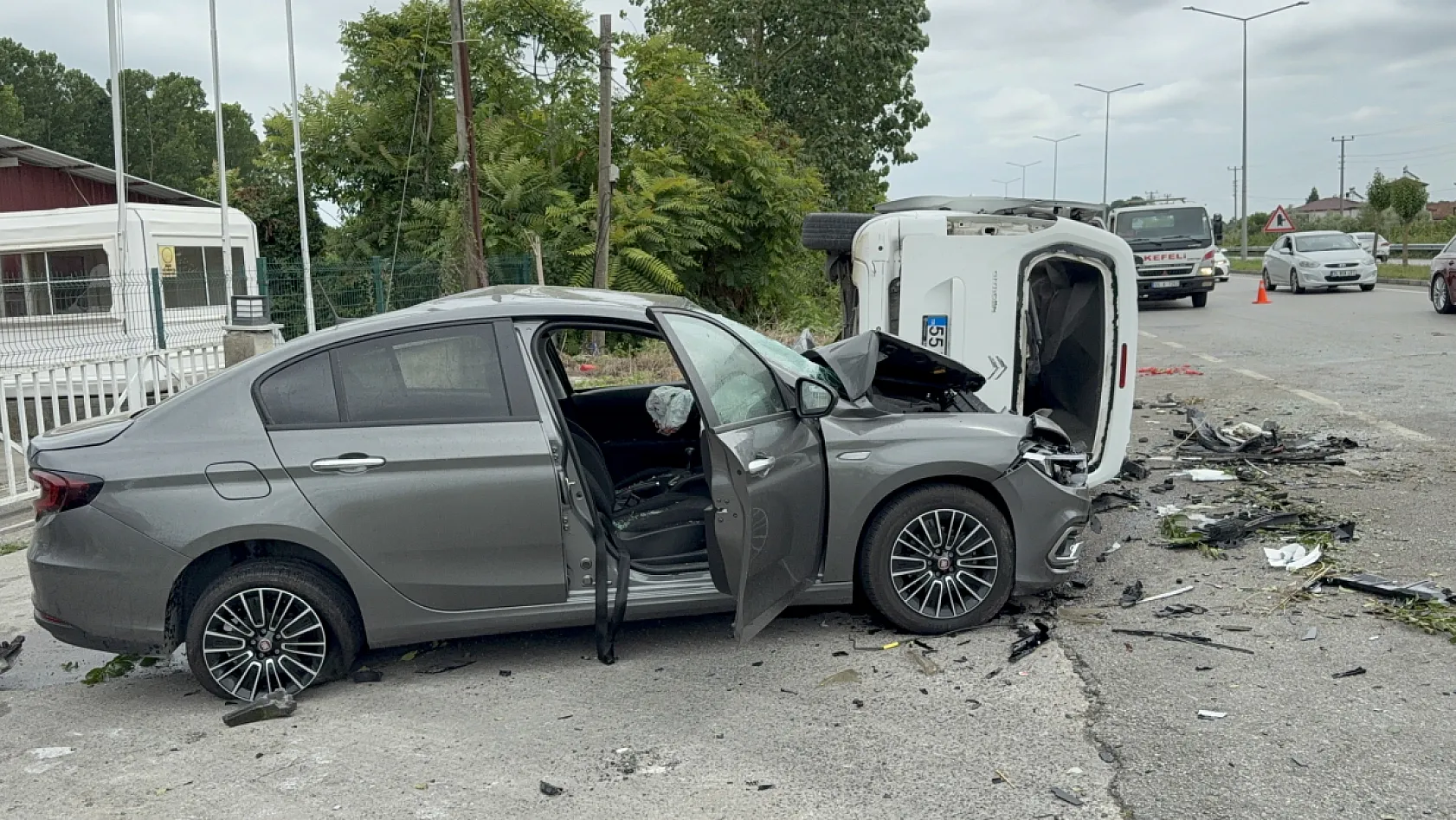 Ağaca çarpıp havalanan araç, karşı şeritteki otomobilin üzerine düştü: 4 yaralı