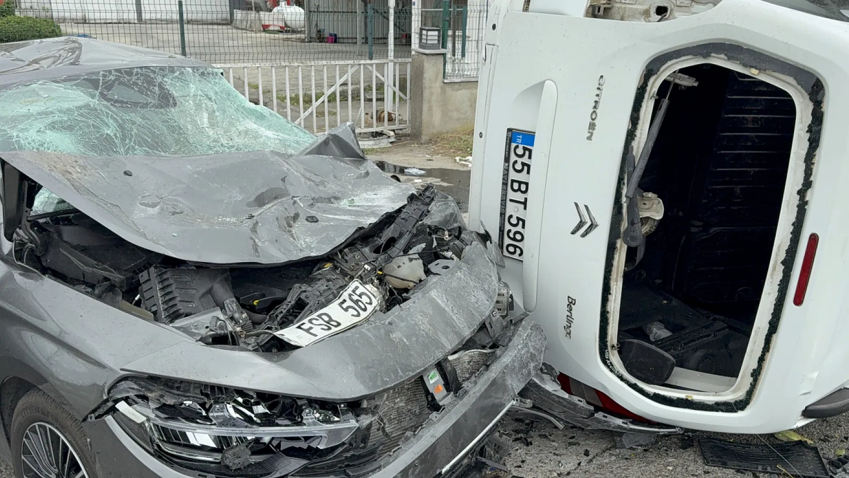 Ağaca çarpıp havalanan araç, karşı şeritteki otomobilin üzerine düştü: 4 yaralı