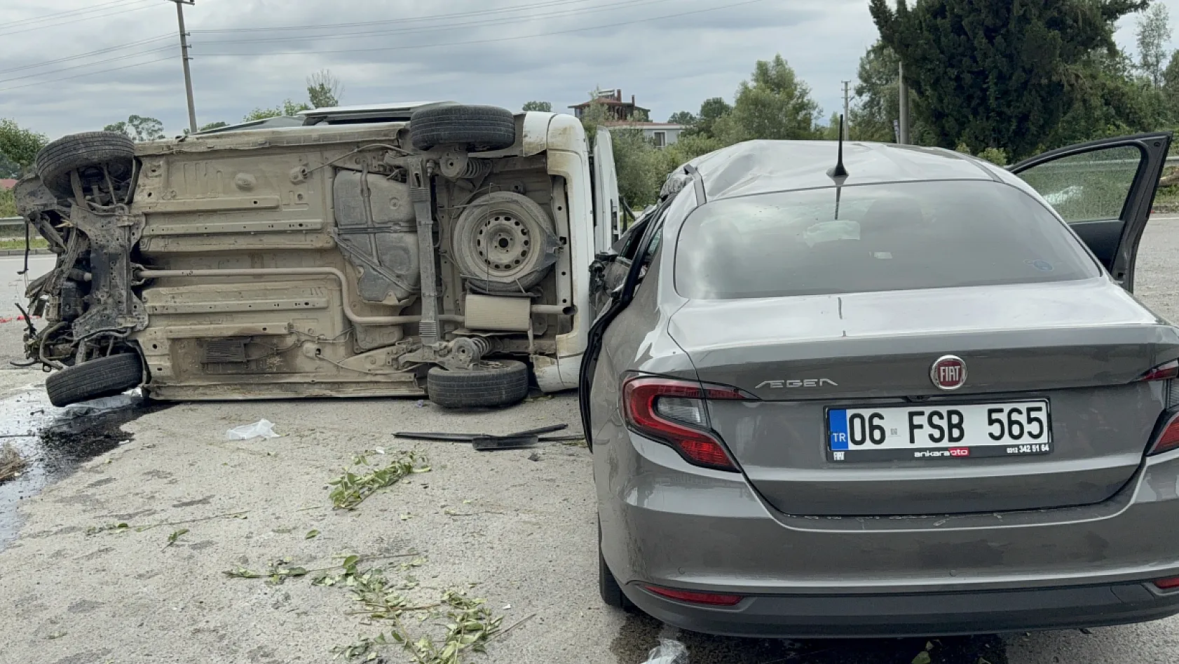 Ağaca çarpıp havalanan araç, karşı şeritteki otomobilin üzerine düştü: 4 yaralı
