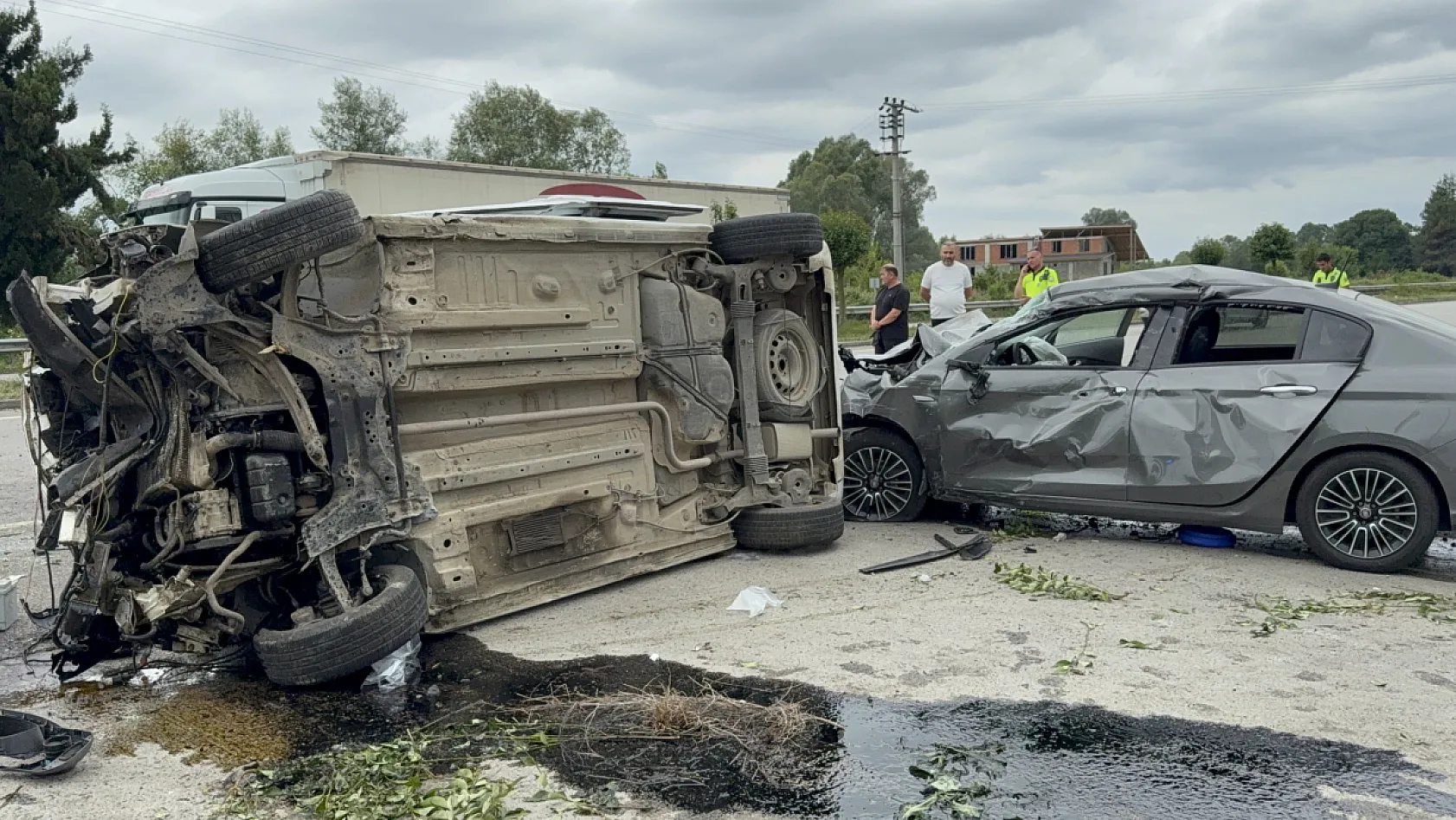 Ağaca çarpıp havalanan araç, karşı şeritteki otomobilin üzerine düştü: 4 yaralı