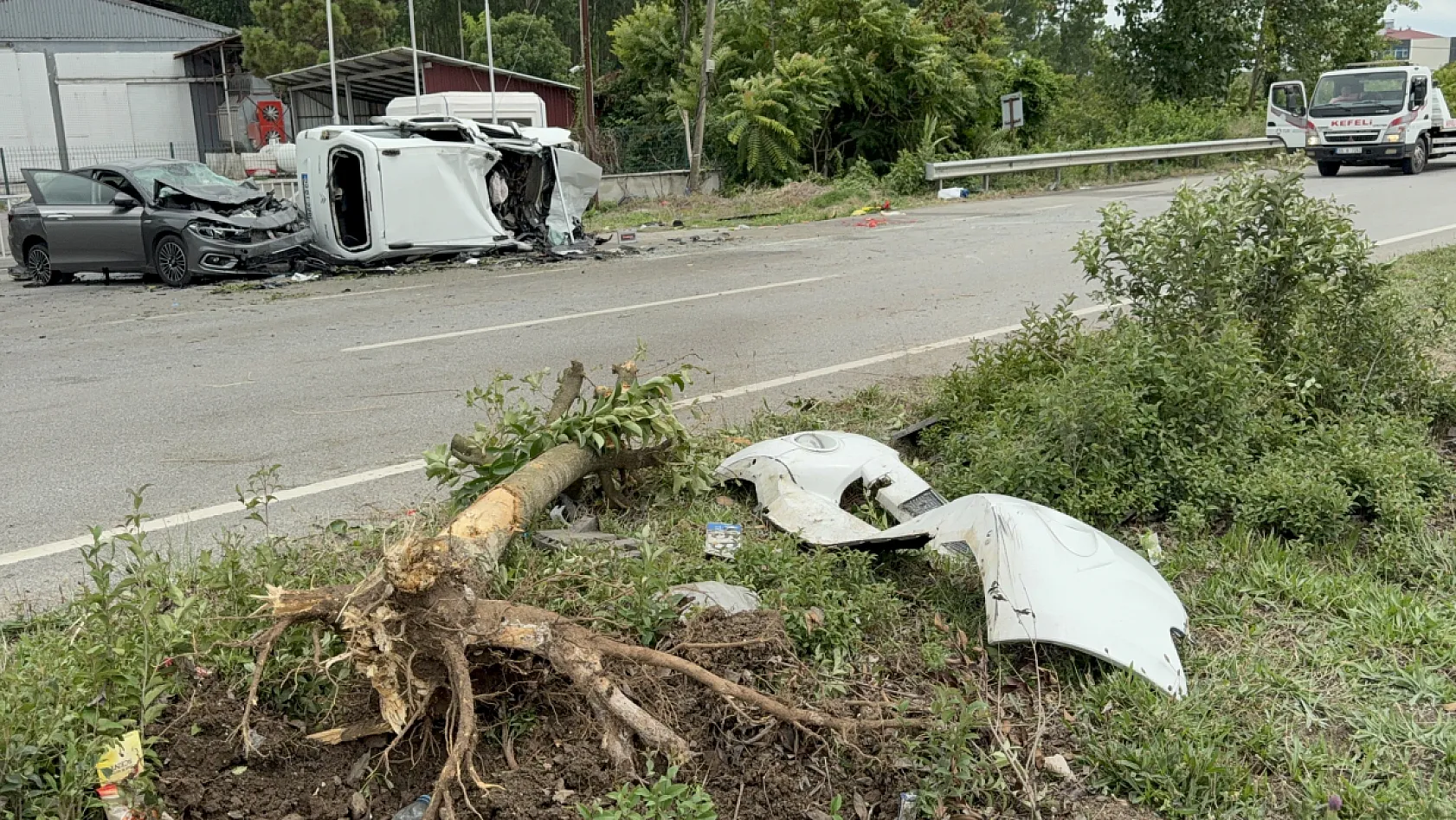 Ağaca çarpıp havalanan araç, karşı şeritteki otomobilin üzerine düştü: 4 yaralı