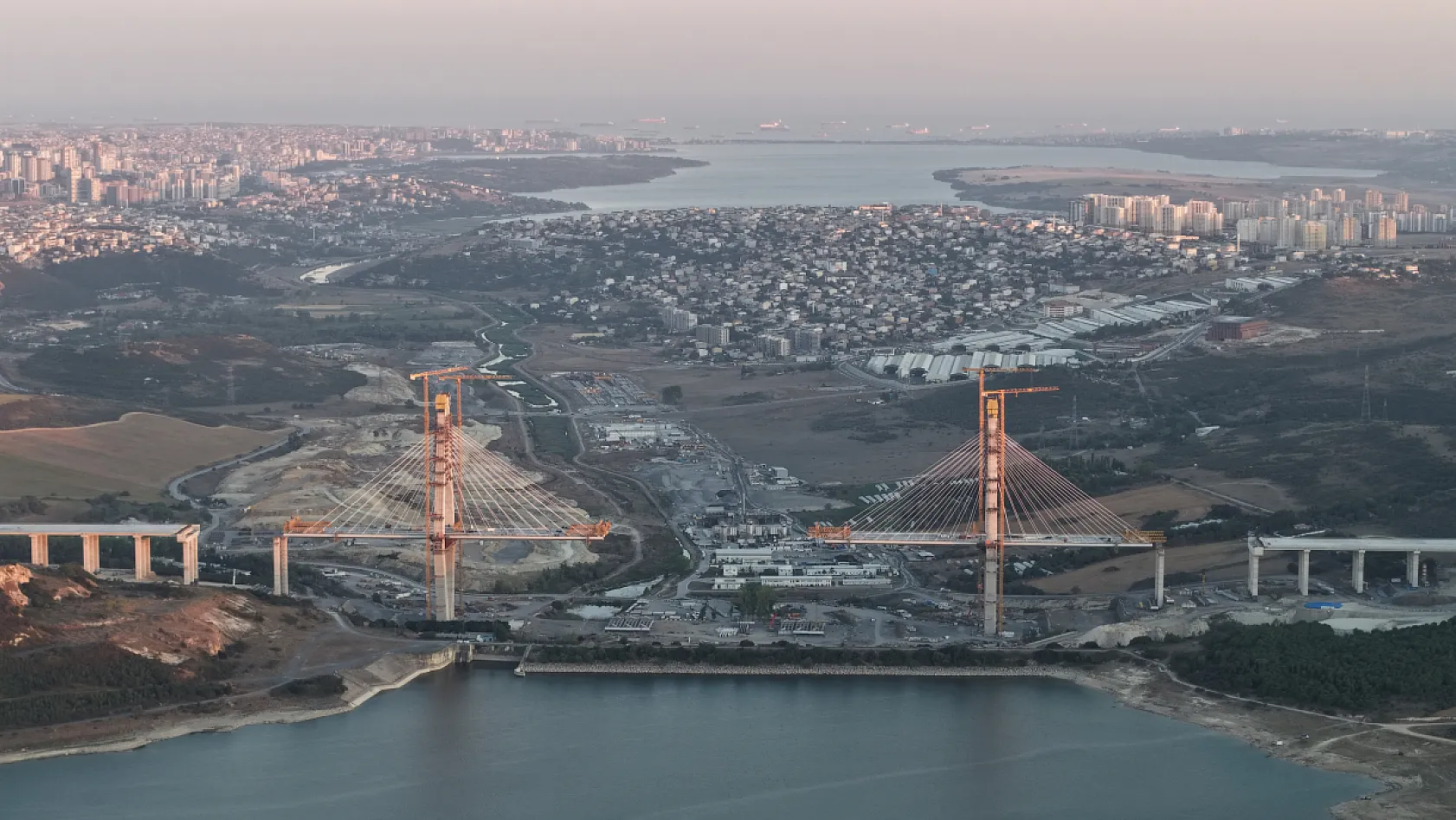 Kanal İstanbul'da dev operasyon: 250 tonluk tabliye havaya kaldırılıyor
