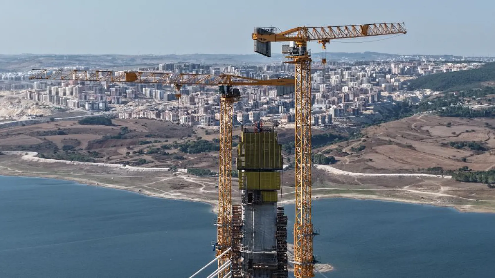 Kanal İstanbul'da dev operasyon: 250 tonluk tabliye havaya kaldırılıyor