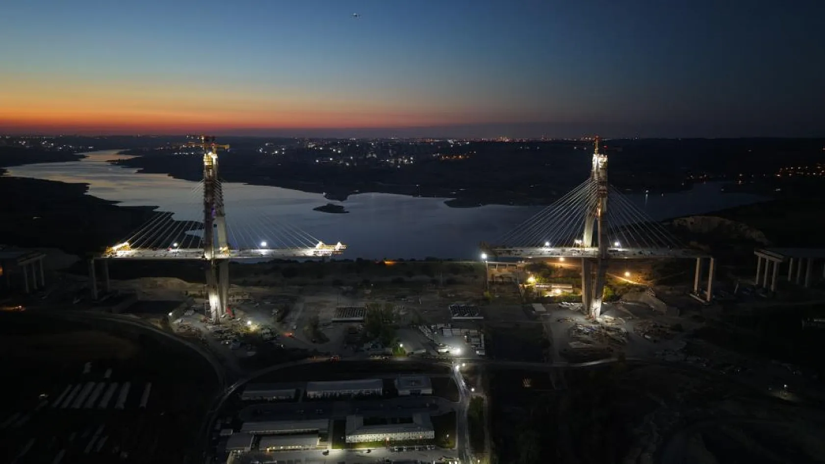 Kanal İstanbul'da dev operasyon: 250 tonluk tabliye havaya kaldırılıyor