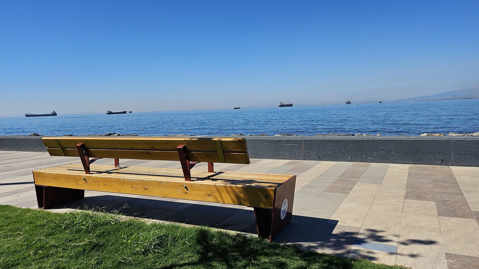 İskenderun'da kavurucu sıcak: 40 dereceyi aşan havada vatandaşlar gölgelere sığındı