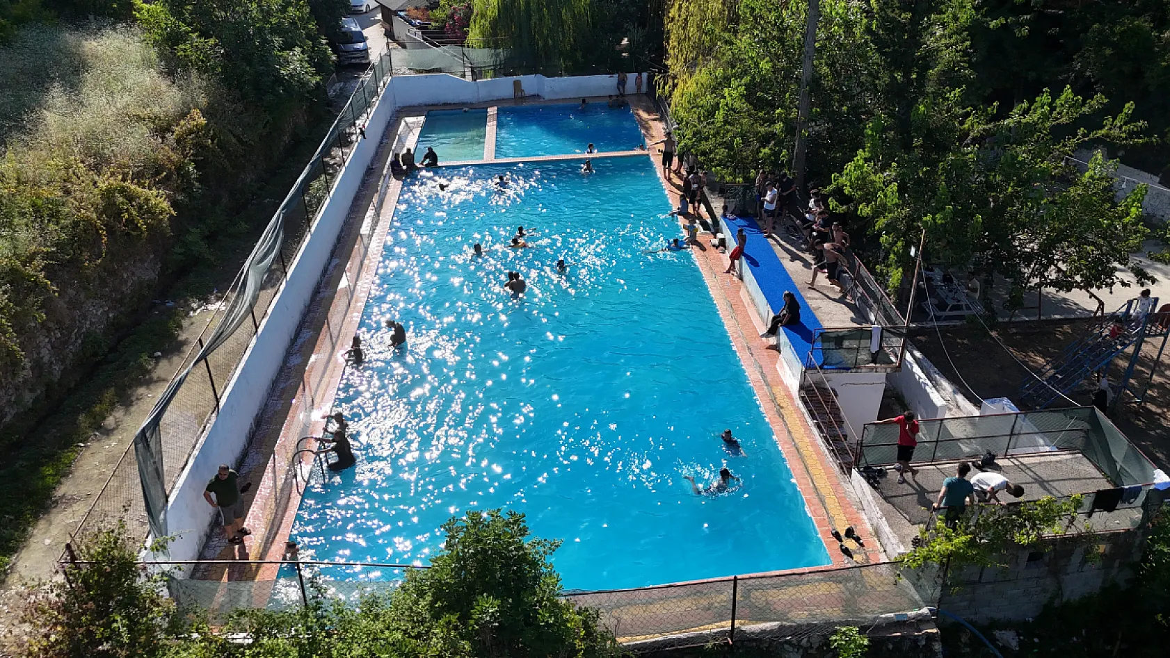 Hatay'da sıcaktan bunalanlar havuza akın etti
