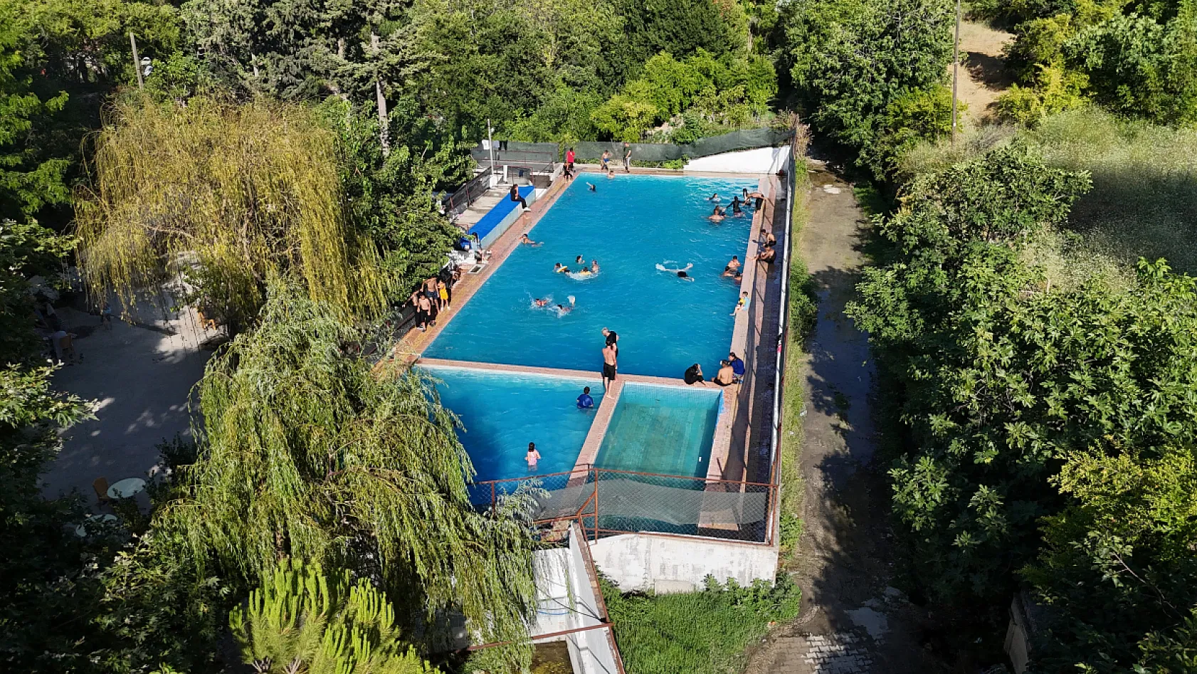 Hatay'da sıcaktan bunalanlar havuza akın etti