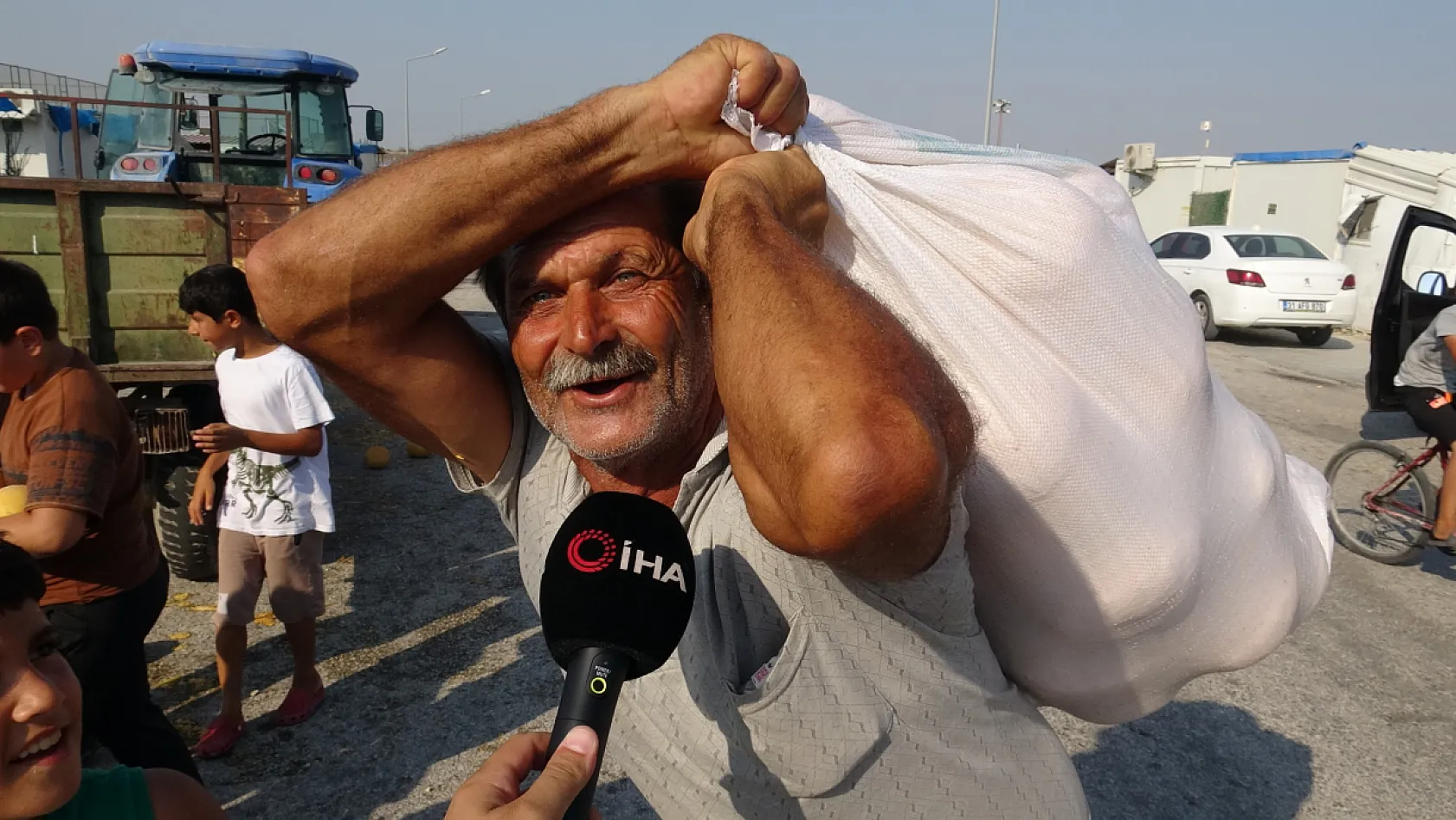 50 ton kavunu satmadı, depremzedelere dağıtıyor