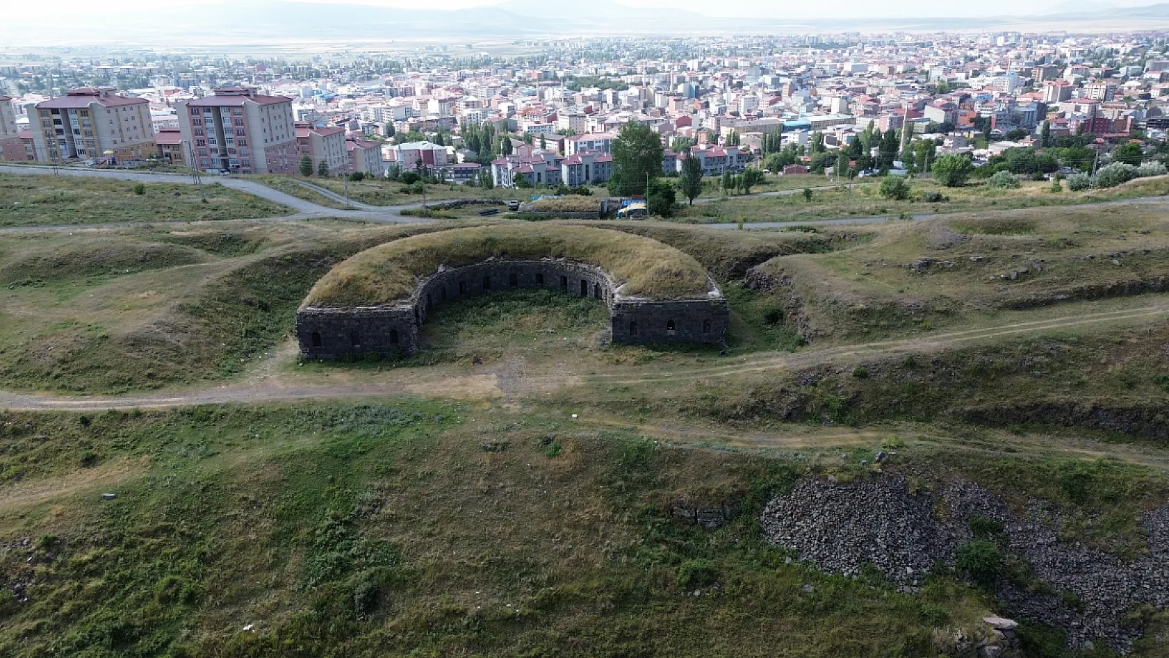 Kars'ın 200 yıllık tarihi yapısı Gemli Tabya turizme kazandırılmayı bekliyor