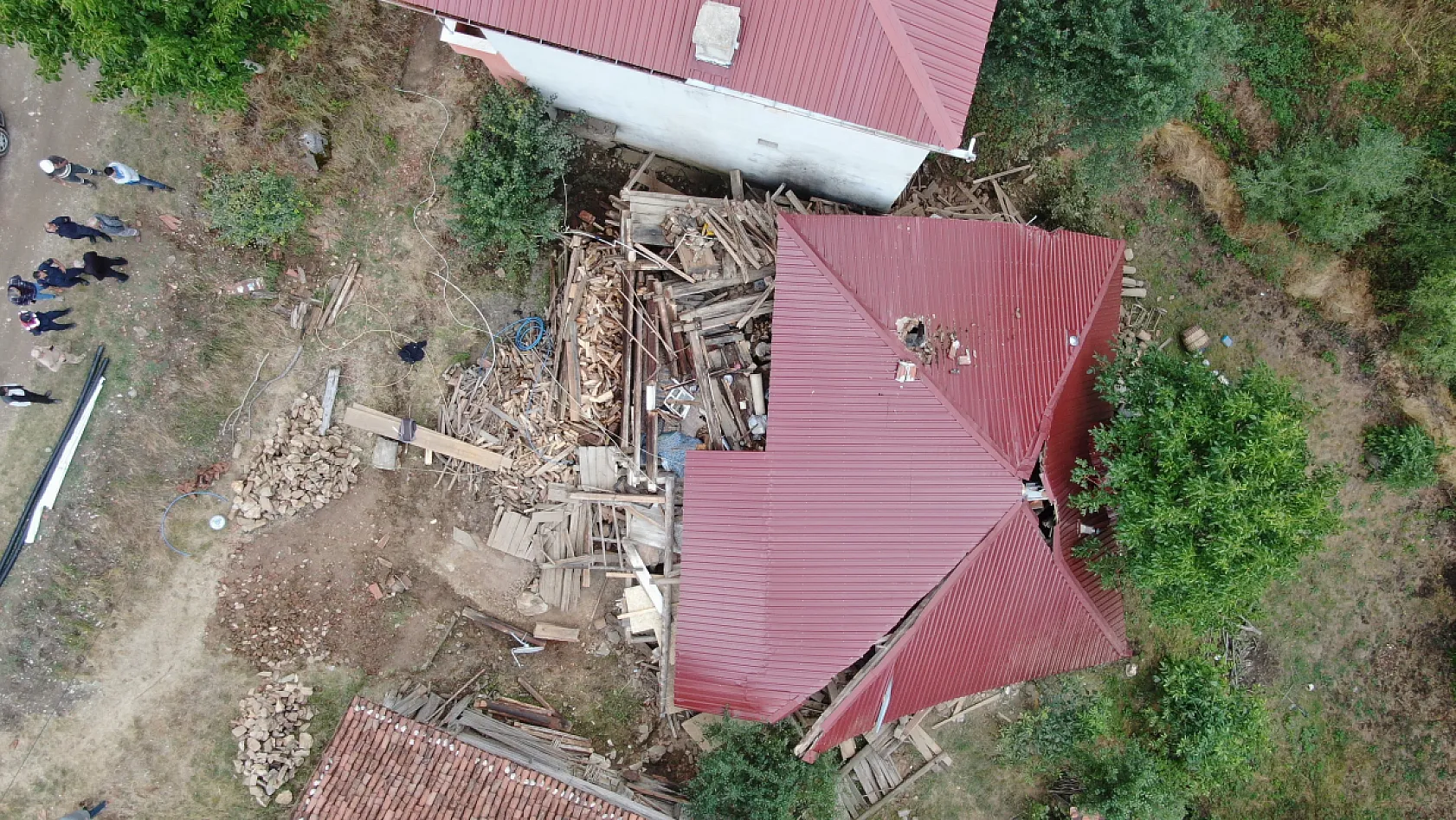 Tadilat yapılan köy evi çöktü: 5 kişi yaralandı