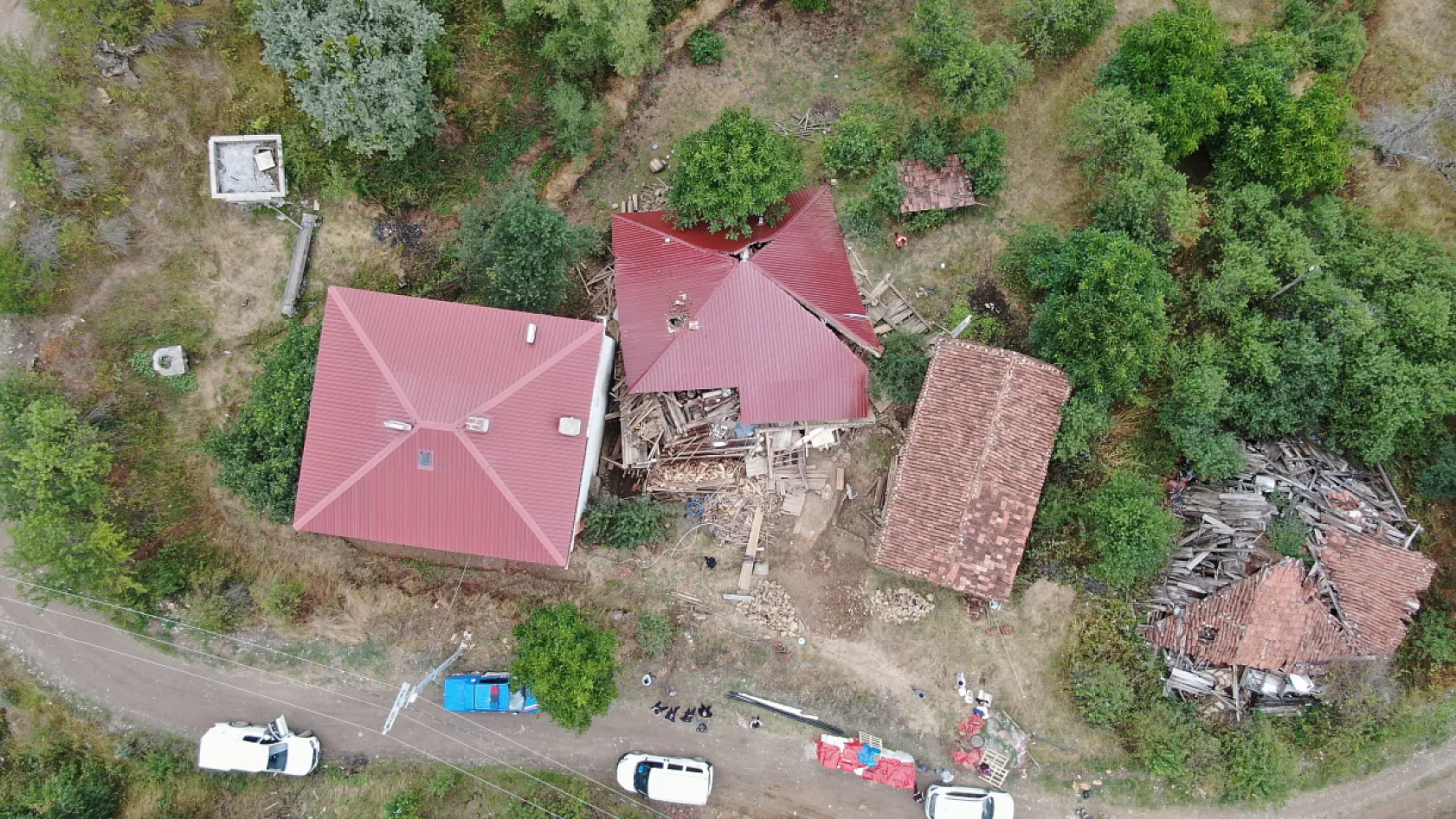 Tadilat yapılan köy evi çöktü: 5 kişi yaralandı