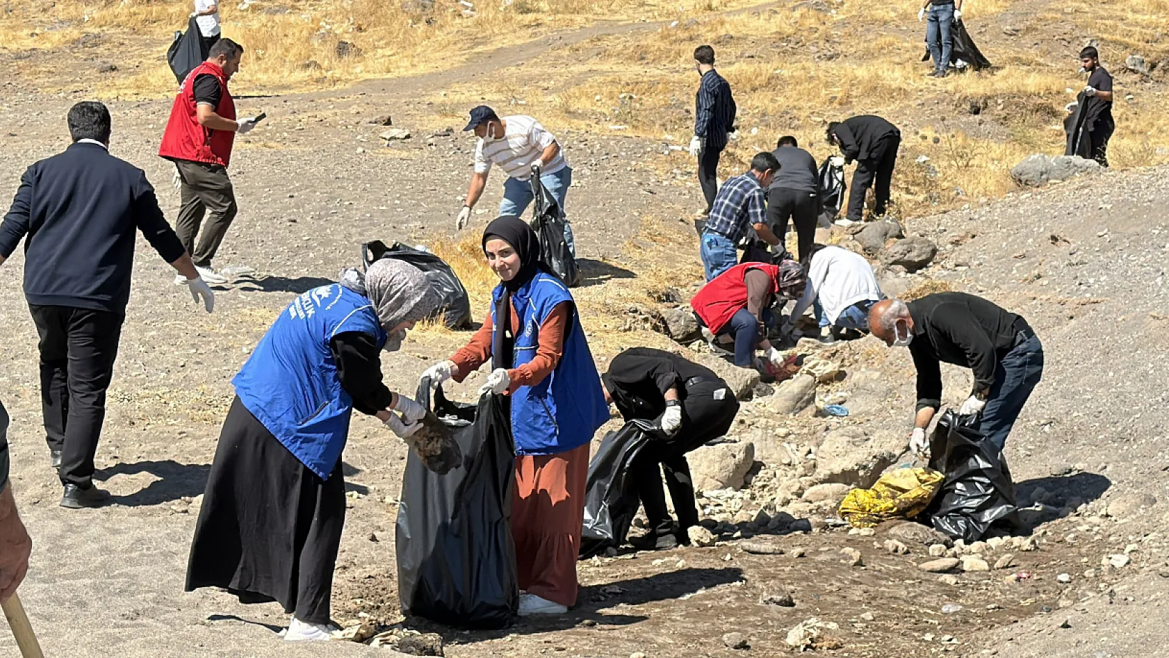 Van Gölü kıyısında 4 ton çöp toplandı