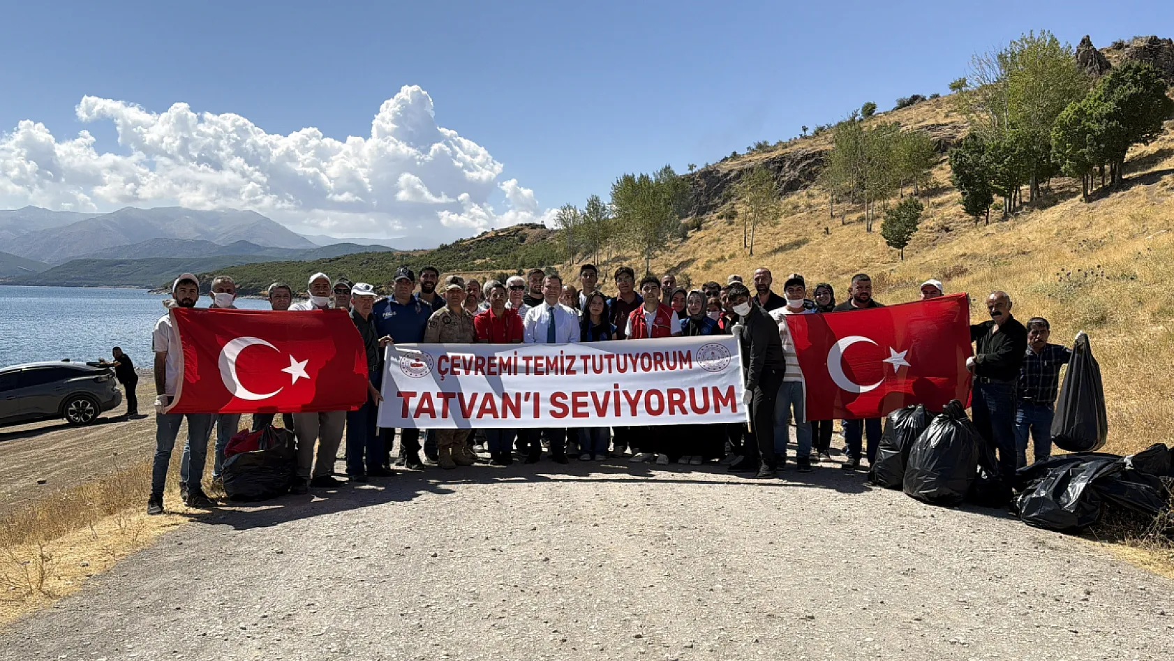 Van Gölü kıyısında 4 ton çöp toplandı