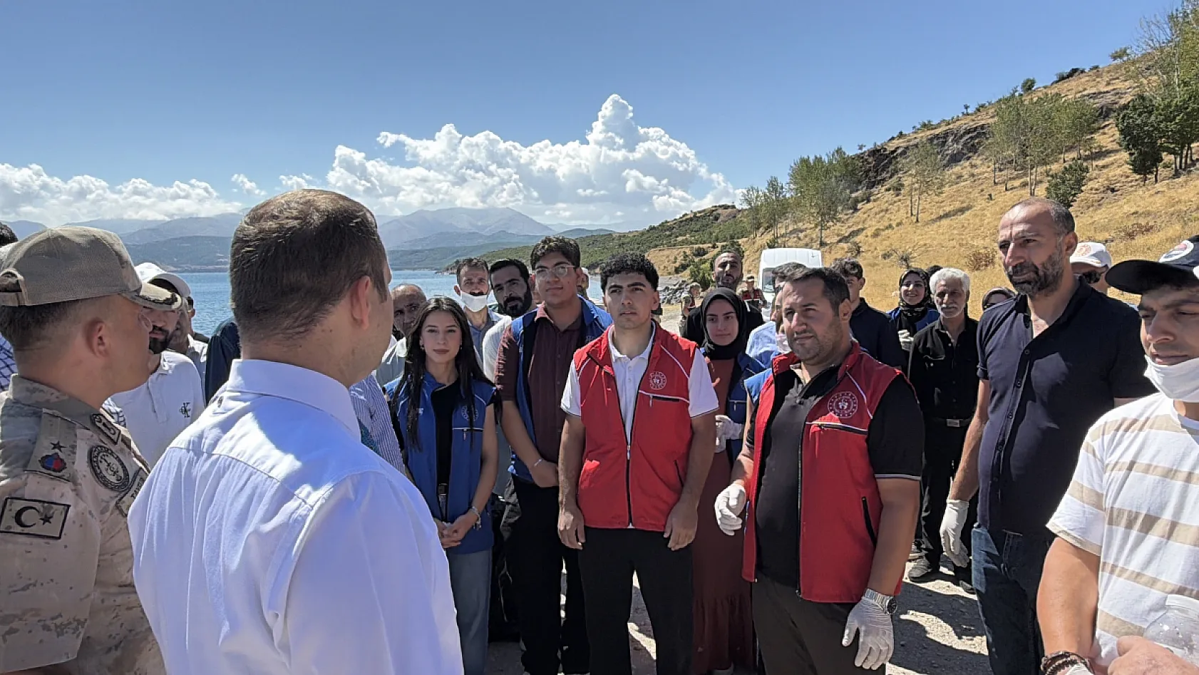 Van Gölü kıyısında 4 ton çöp toplandı