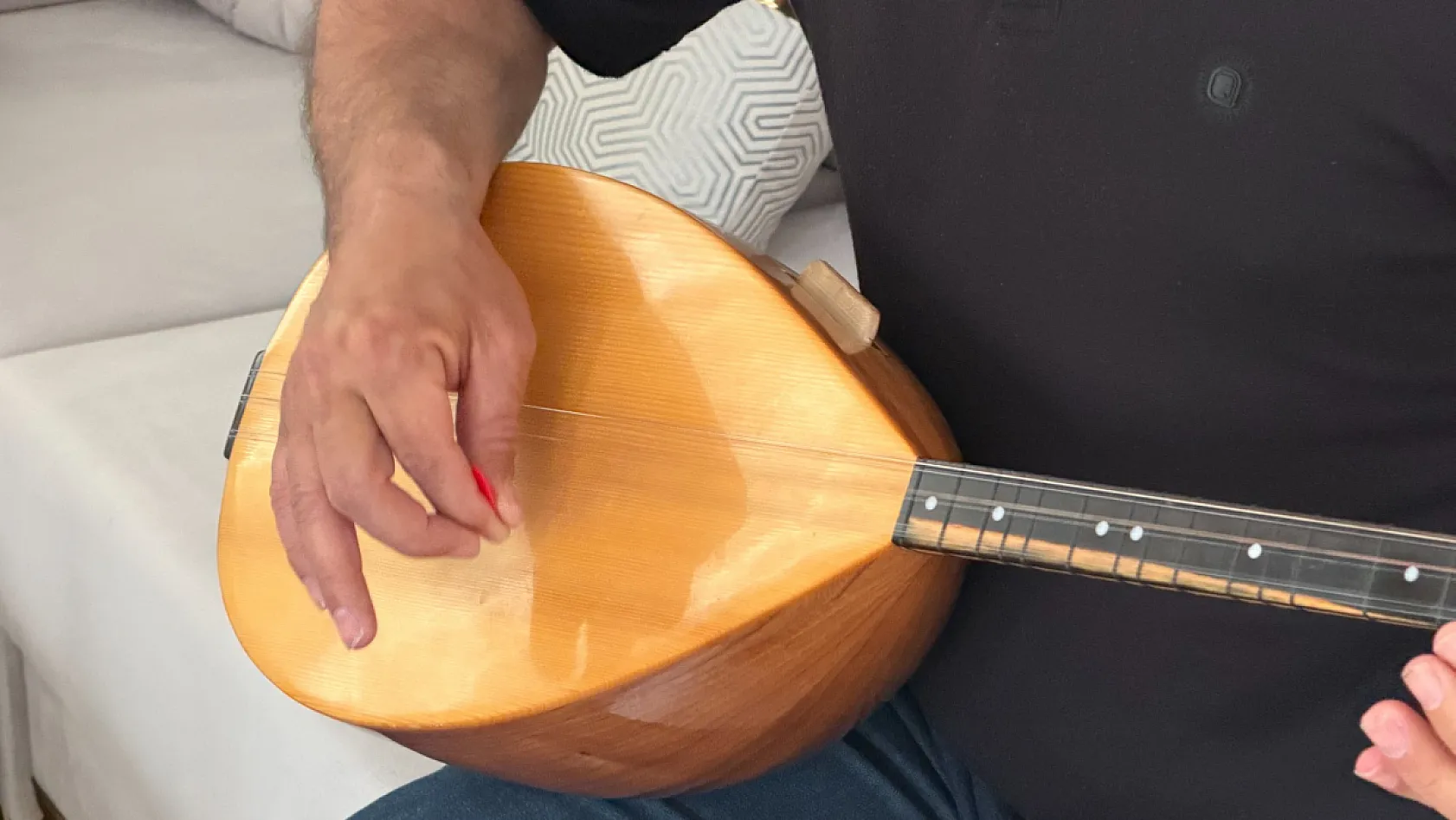 Görme yetisini kaybetti, bağlamayla hayata tutundu