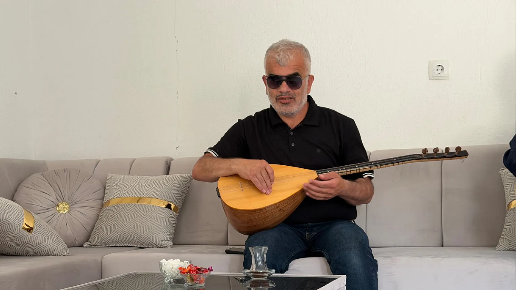 Görme yetisini kaybetti, bağlamayla hayata tutundu