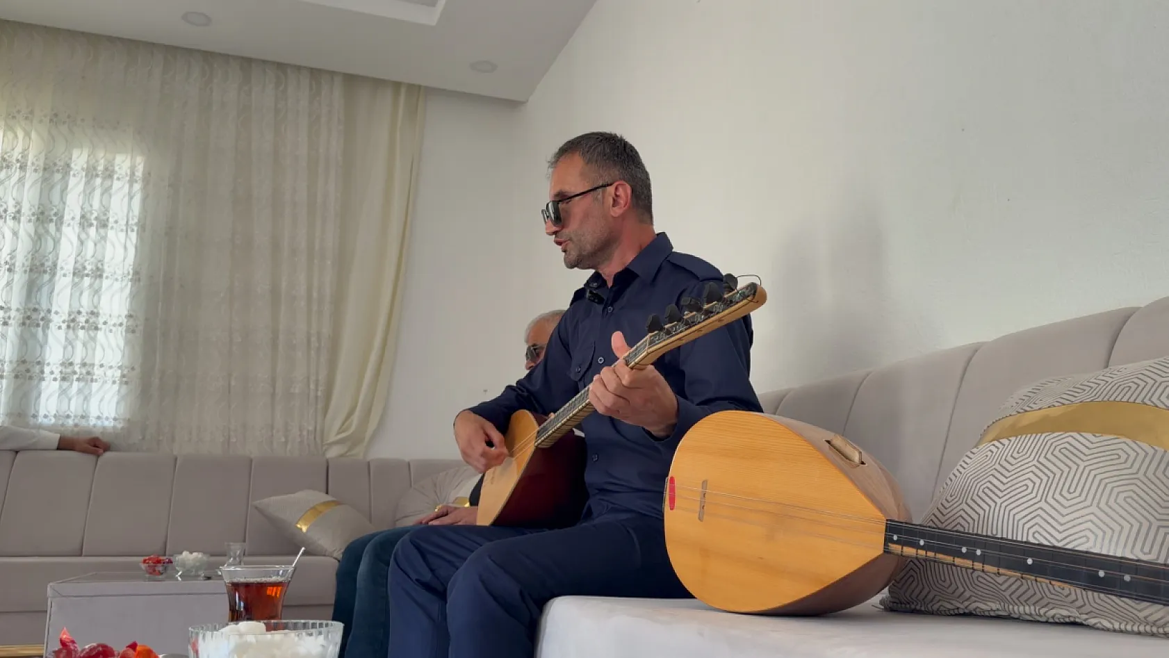 Görme yetisini kaybetti, bağlamayla hayata tutundu