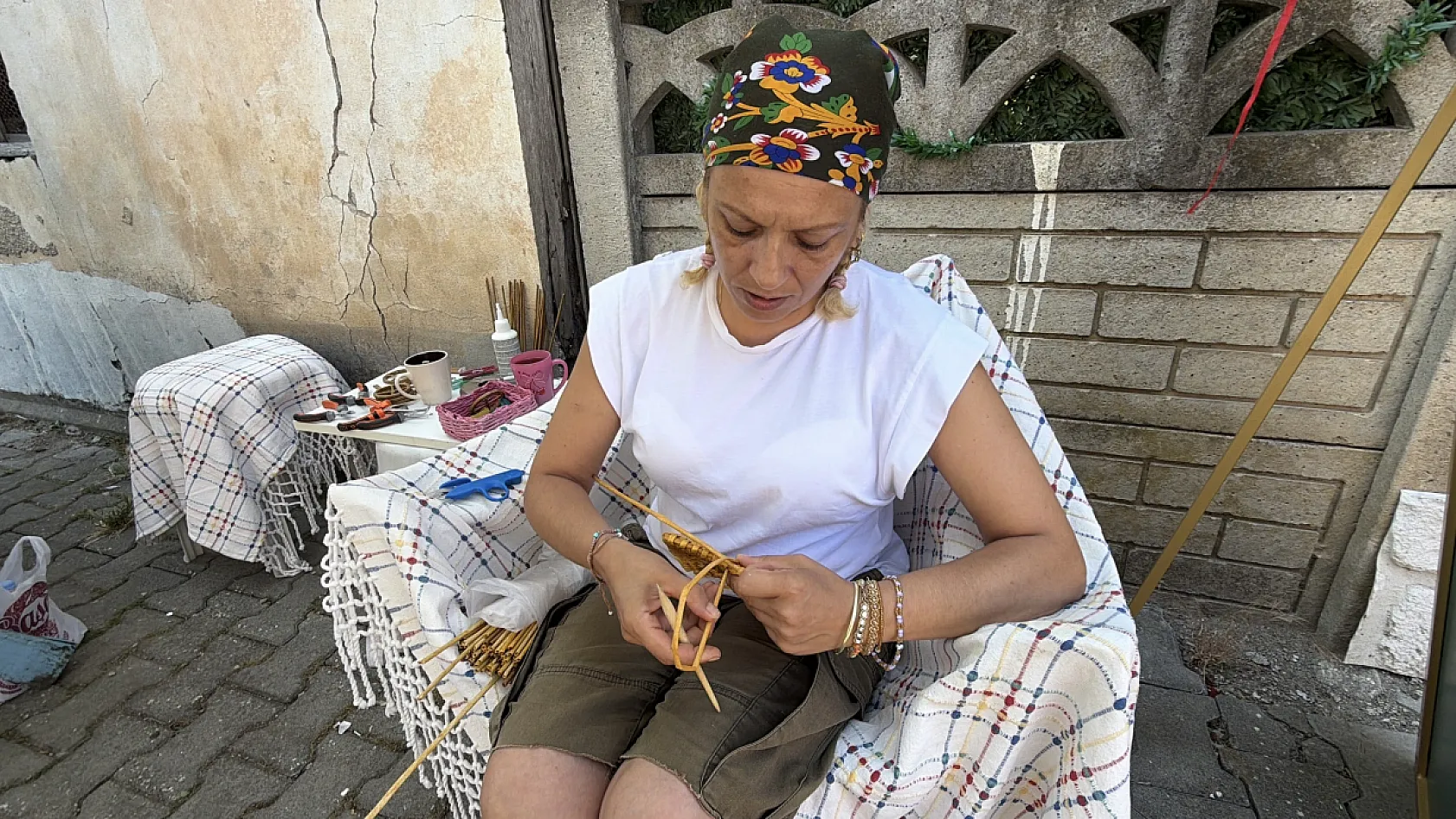 Atık kağıtları hasıra dönüştürüyor