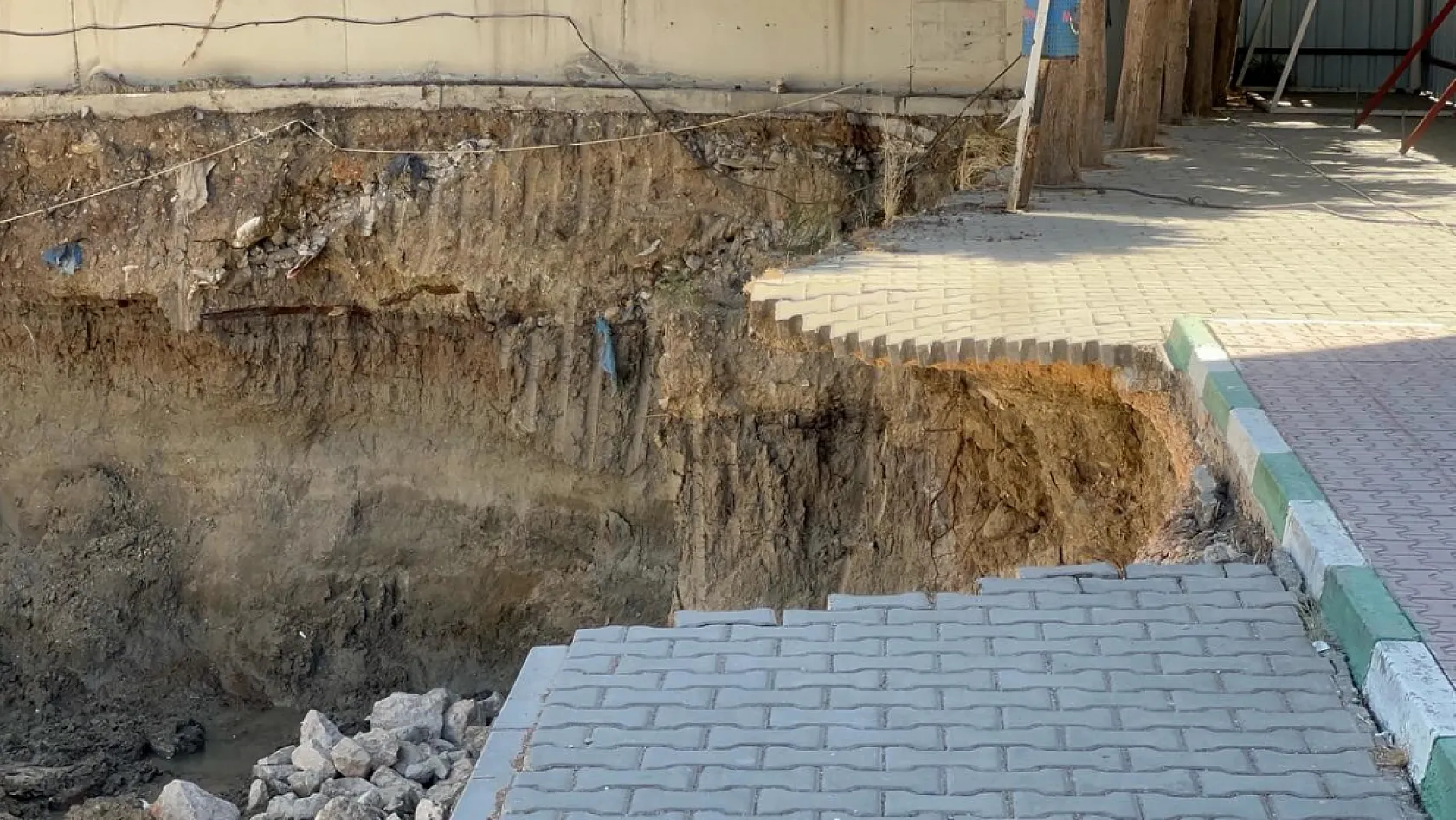 Bursa'da okul bahçesinin bir bölümü çöktü