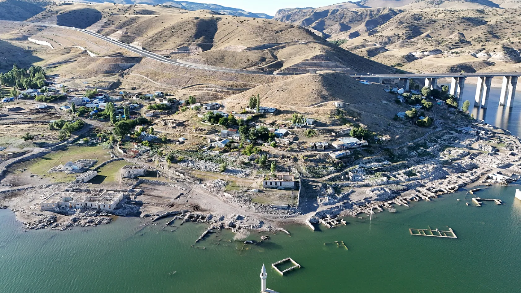 Kars'ta sular çekildi, Tarihi Karakurt Köyü yeniden gün yüzüne çıktı