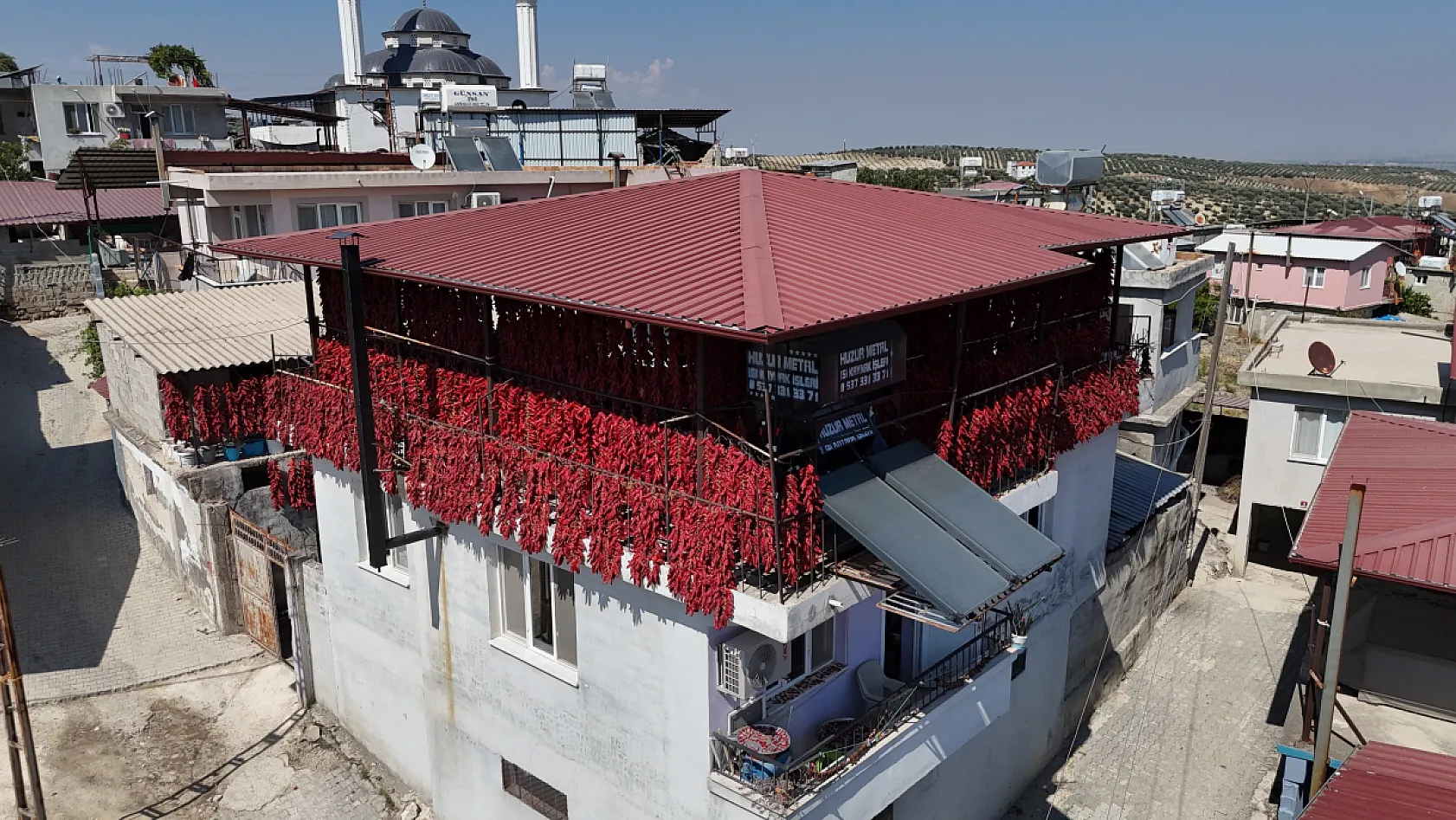 Hatay'da Balkonlar Kırmızıya Büründü: Kavurucu Sıcakta biberler ipe dizldi