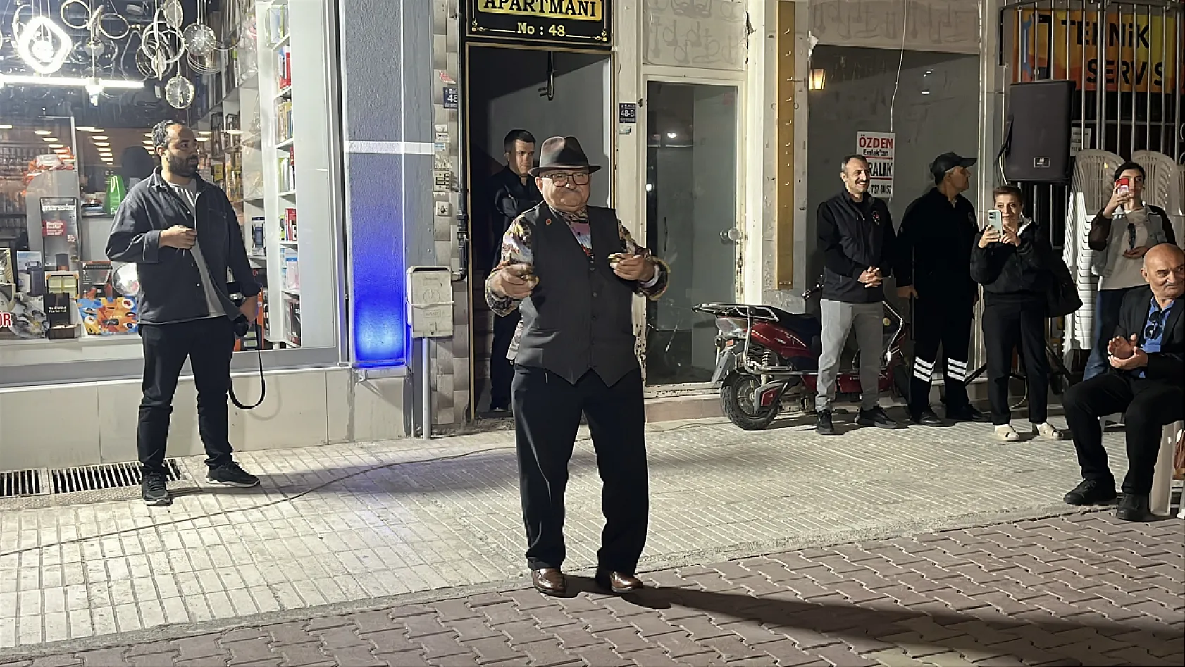 71 yaşında düğünlerin neşesi oldu