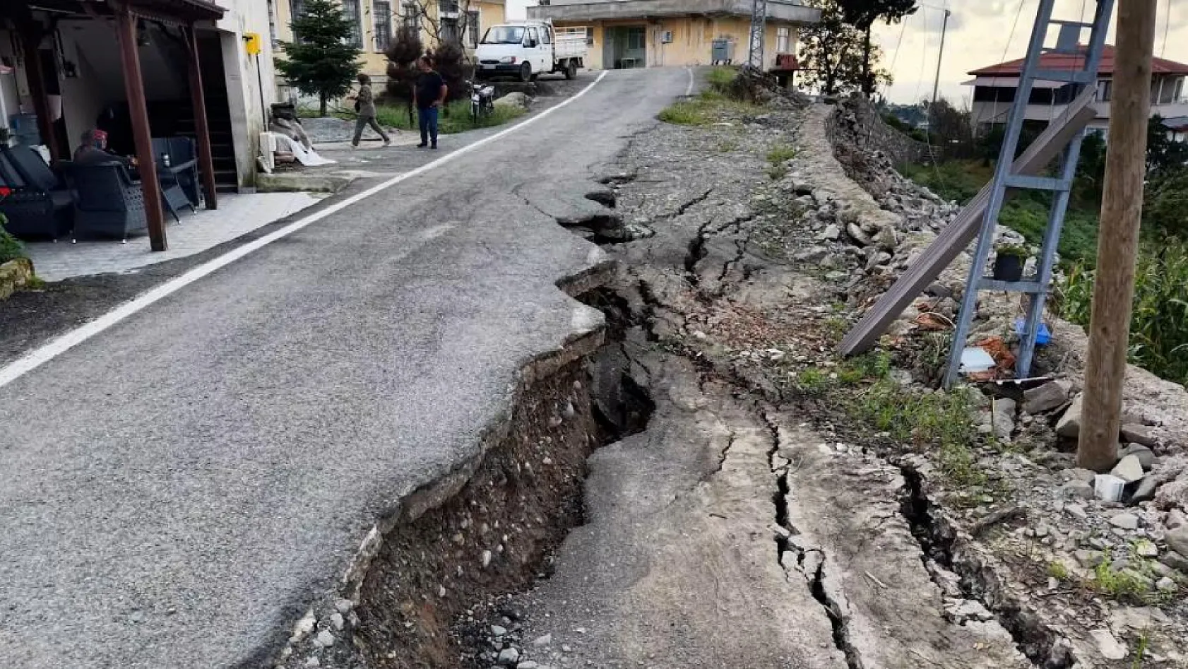 Rize'de selin ardından yol çöktü: 'Sabaha kadar nöbet tuttuk, ortalık harabeye dönmüştü'