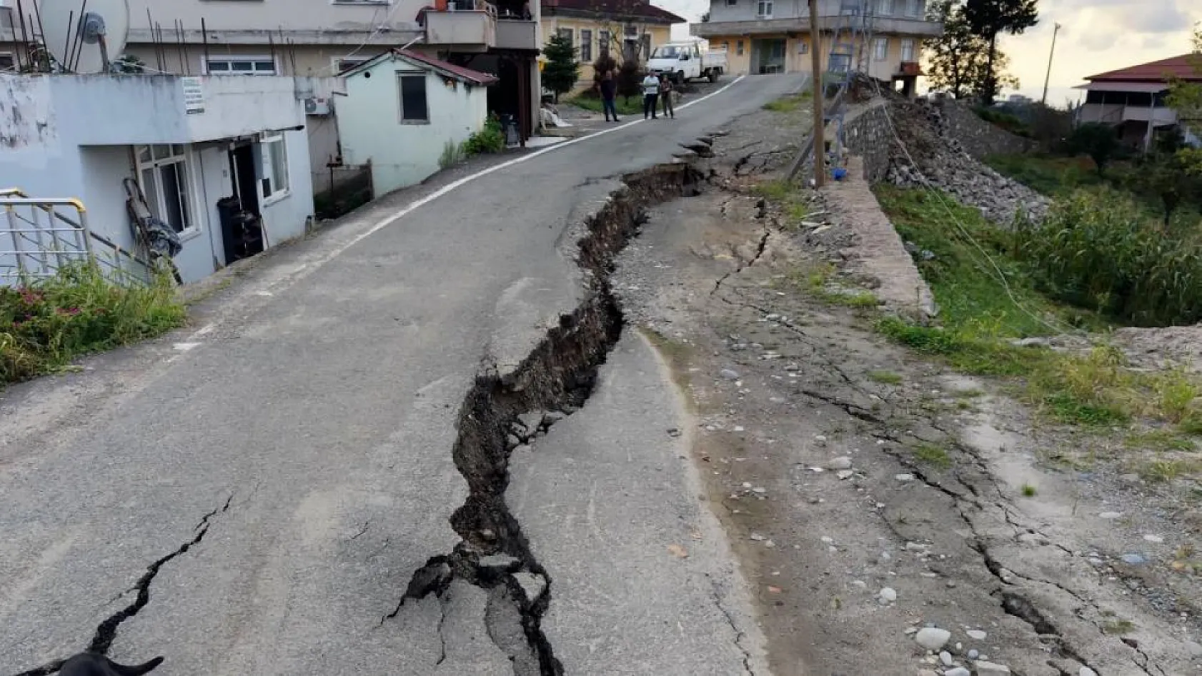 Rize'de selin ardından yol çöktü: 'Sabaha kadar nöbet tuttuk, ortalık harabeye dönmüştü'