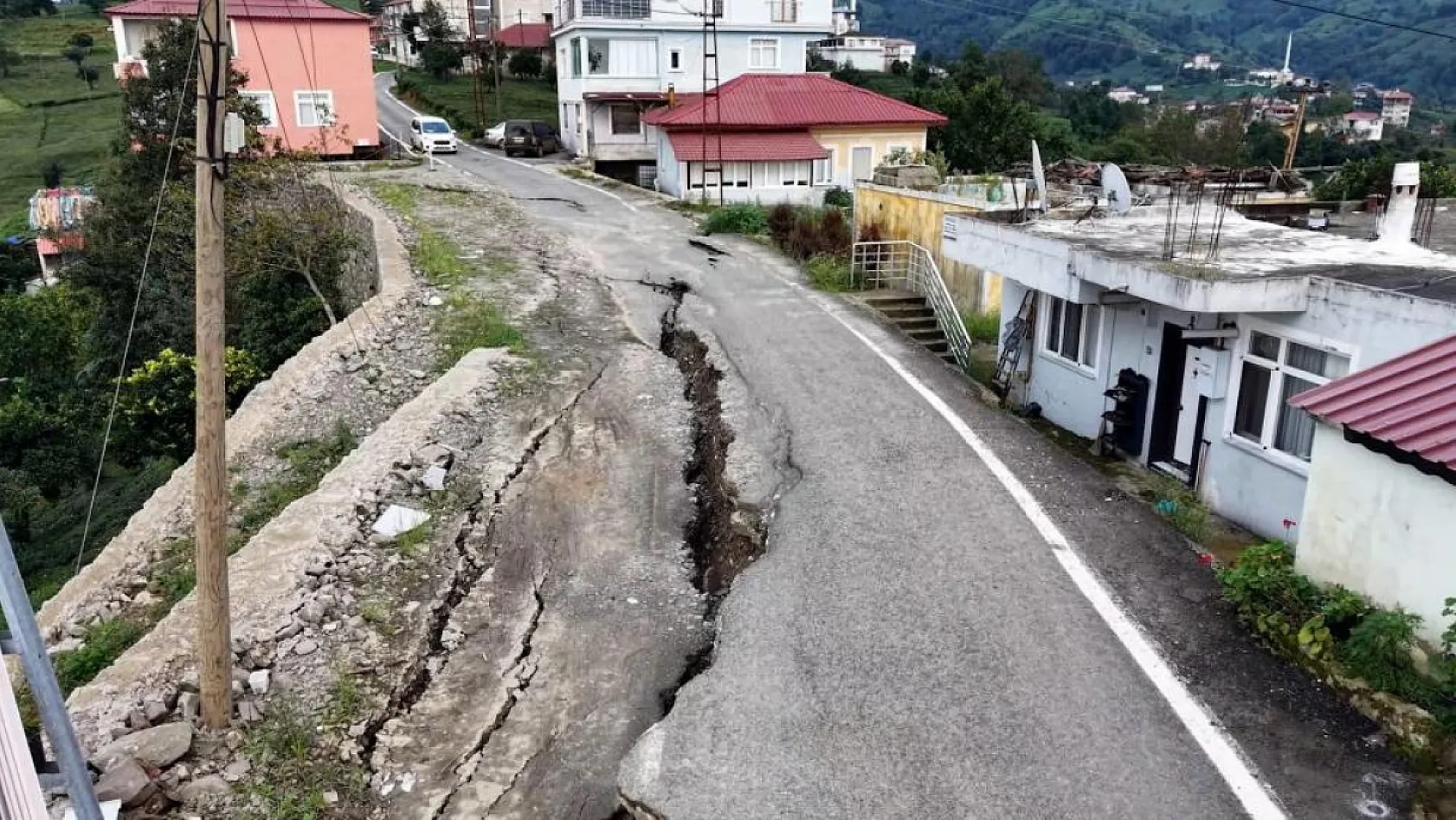 Rize'de selin ardından yol çöktü: 'Sabaha kadar nöbet tuttuk, ortalık harabeye dönmüştü'