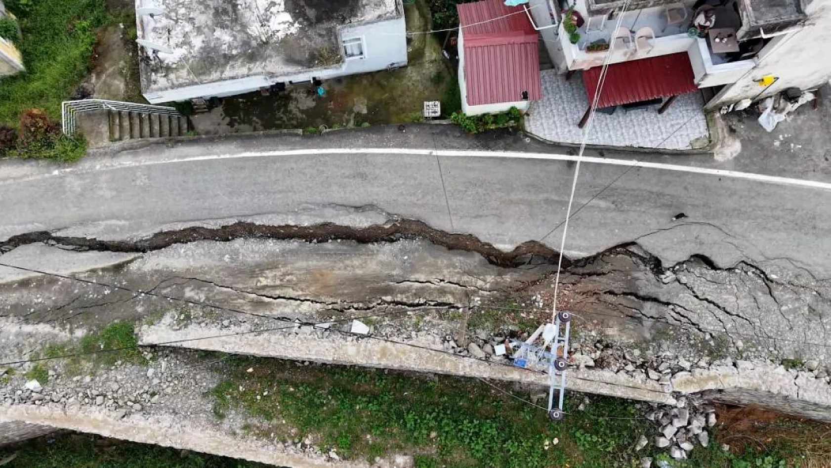 Rize'de selin ardından yol çöktü: 'Sabaha kadar nöbet tuttuk, ortalık harabeye dönmüştü'