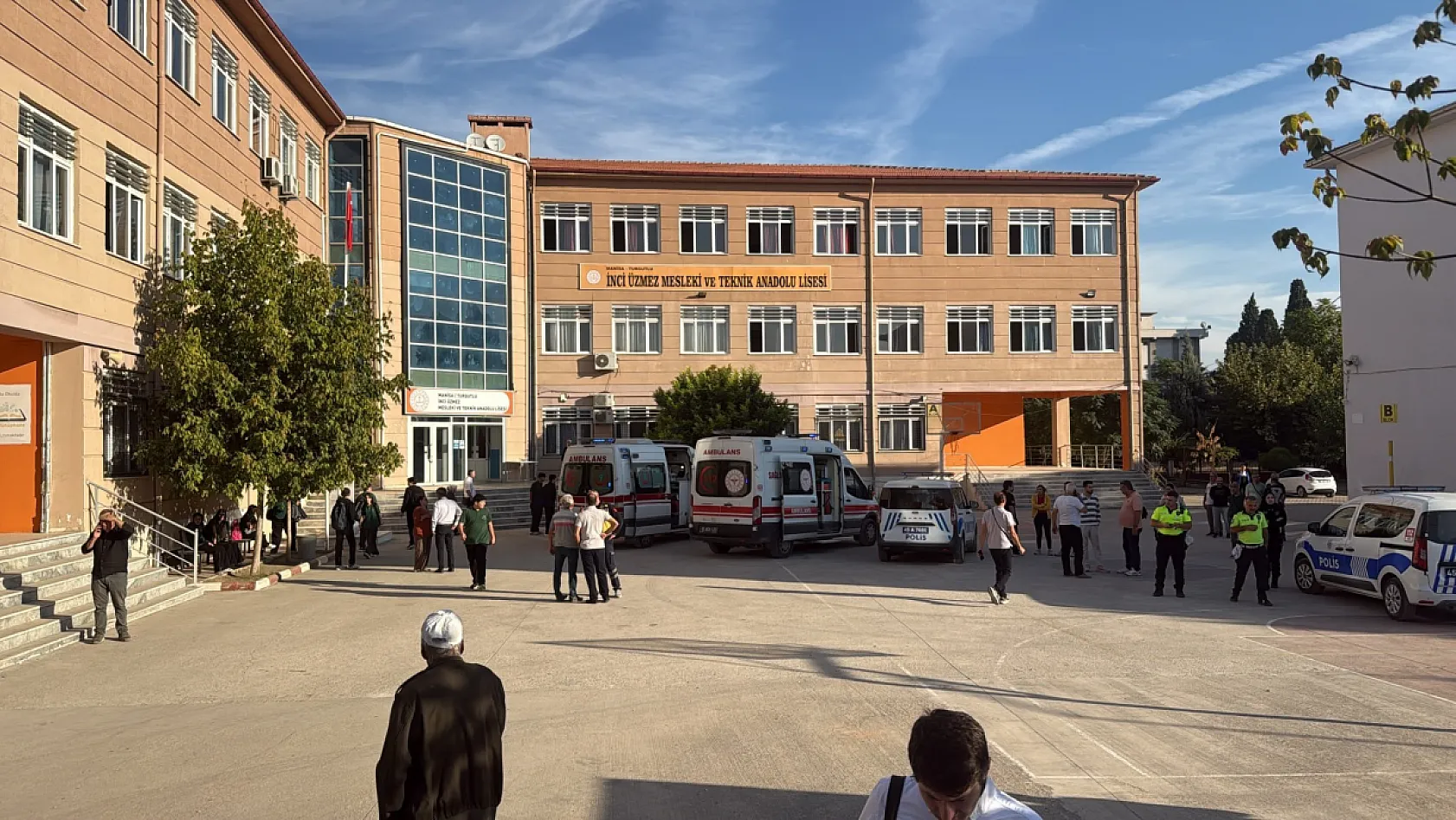Silah ihbarı sonrası veliler okula akın etti, arbede çıktı